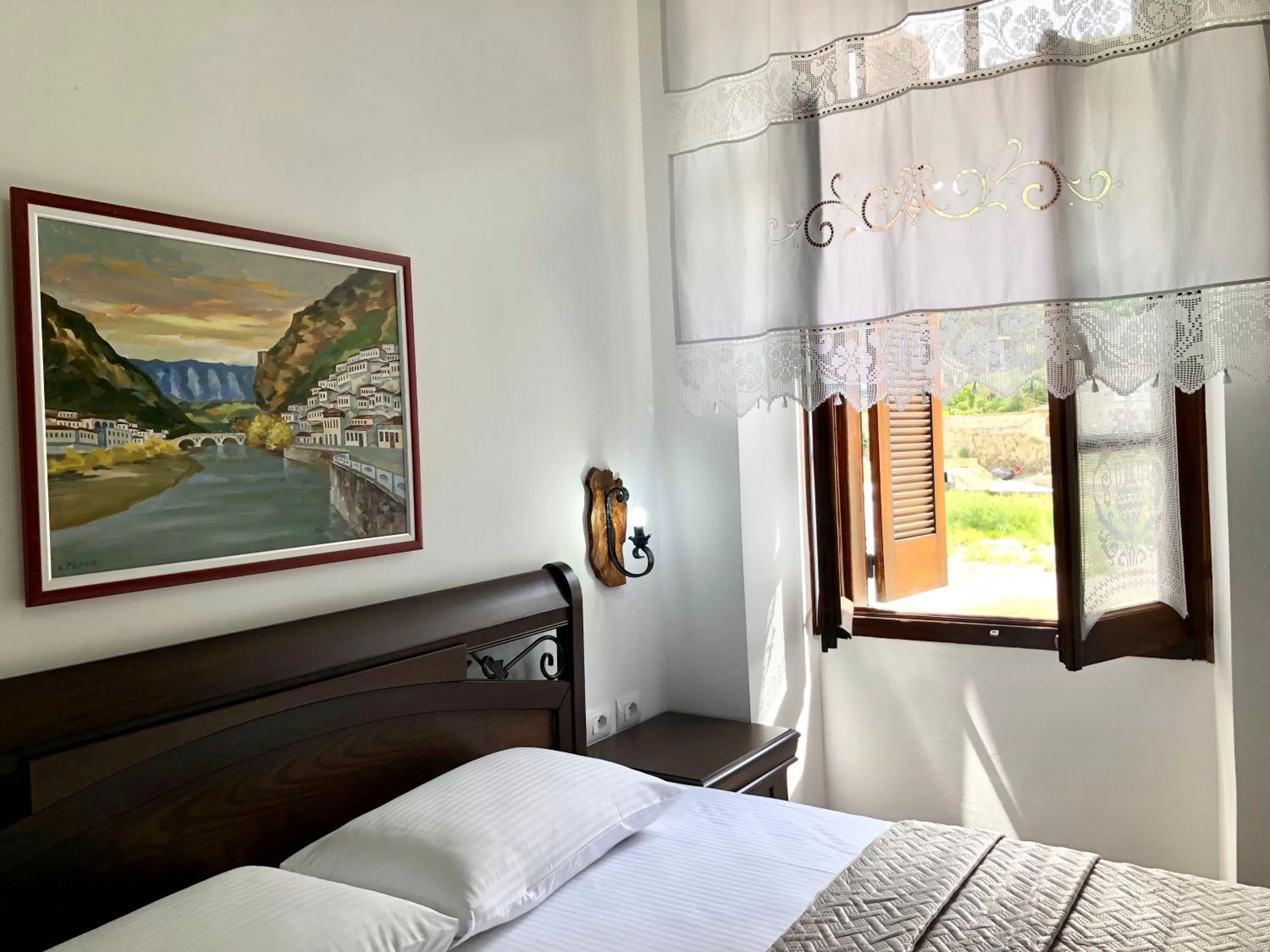 Bed in White House Berat