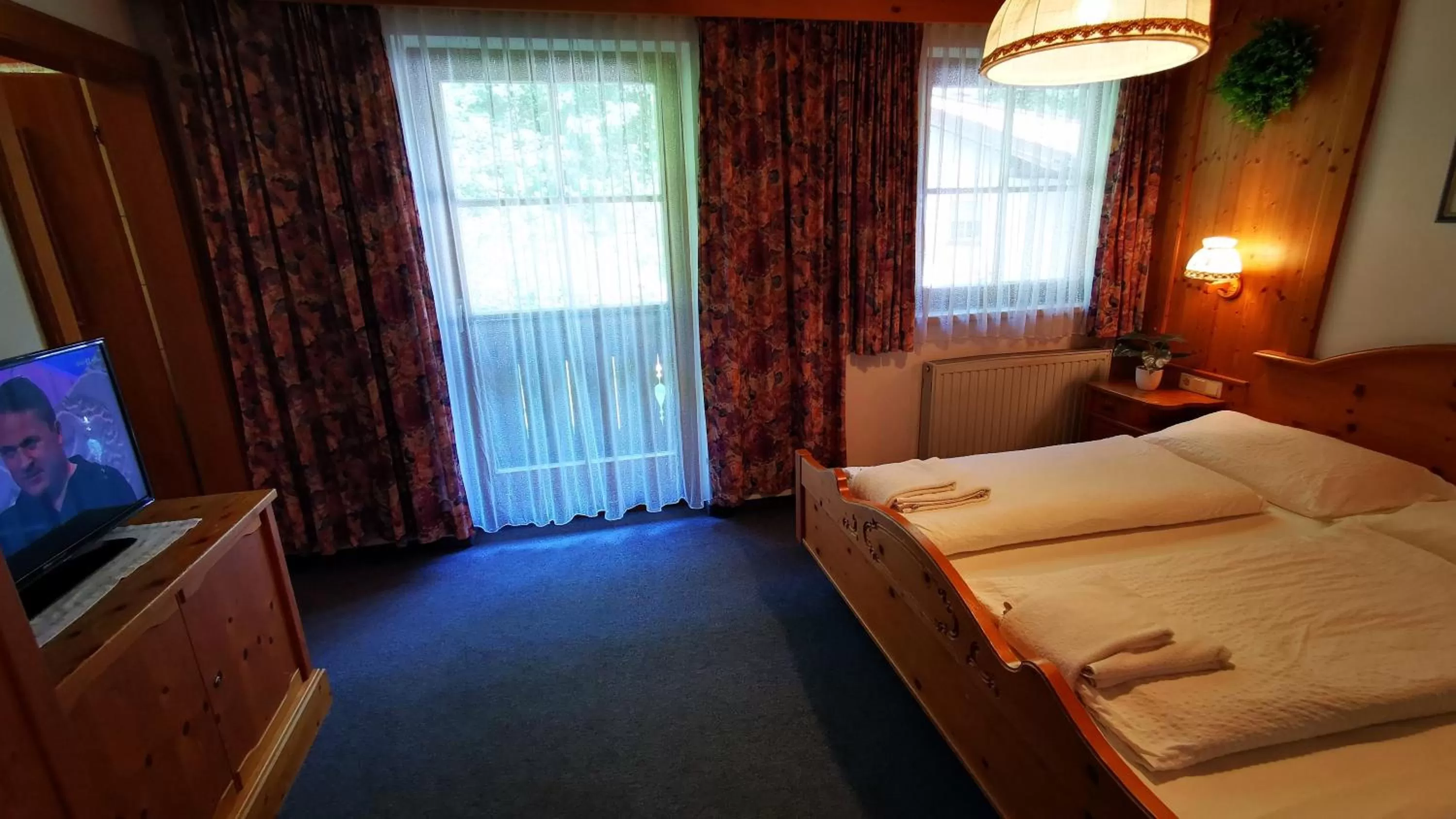 Photo of the whole room, Bed in Gasthof Geronimo
