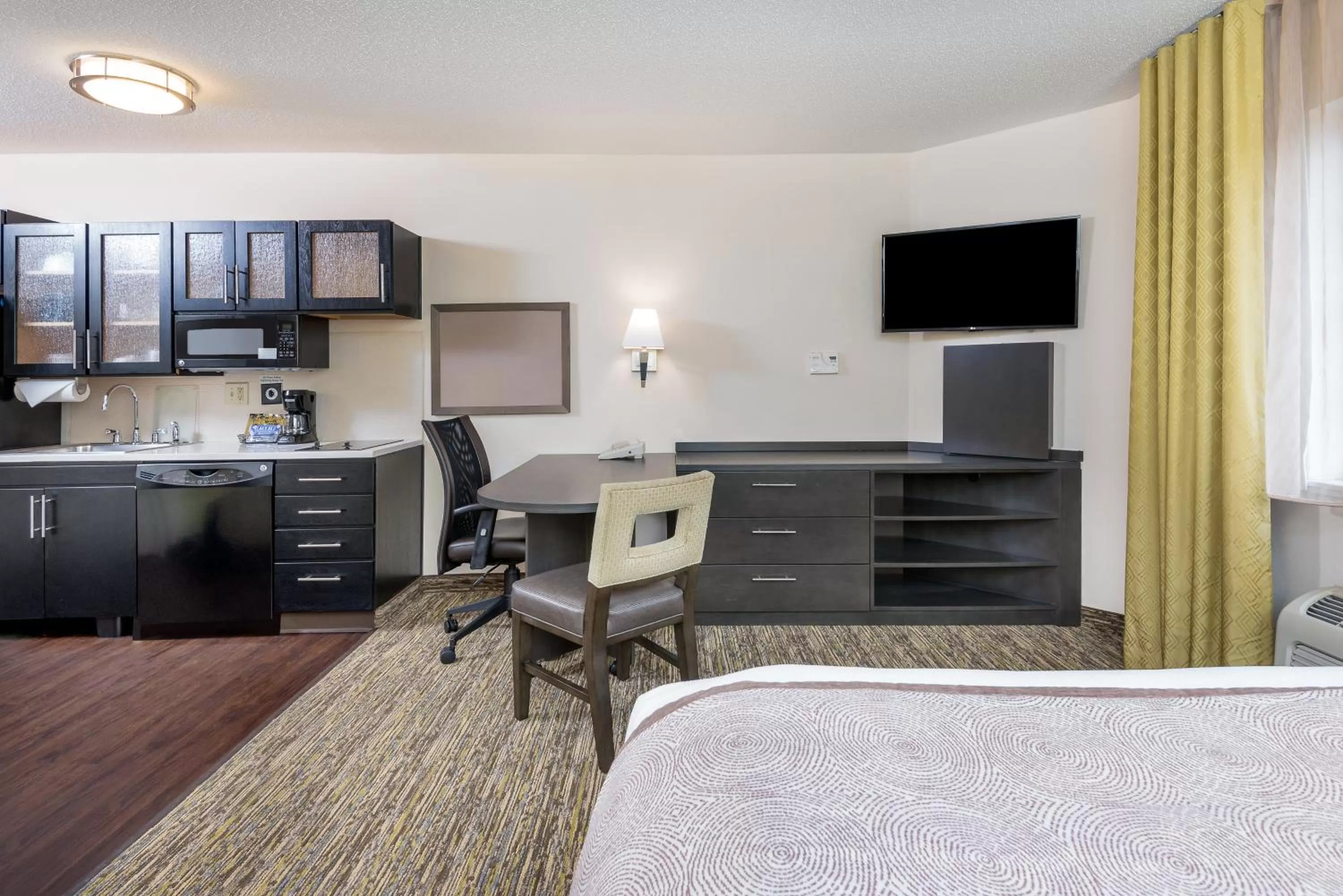 Photo of the whole room, Bed in Candlewood Suites Sterling by IHG