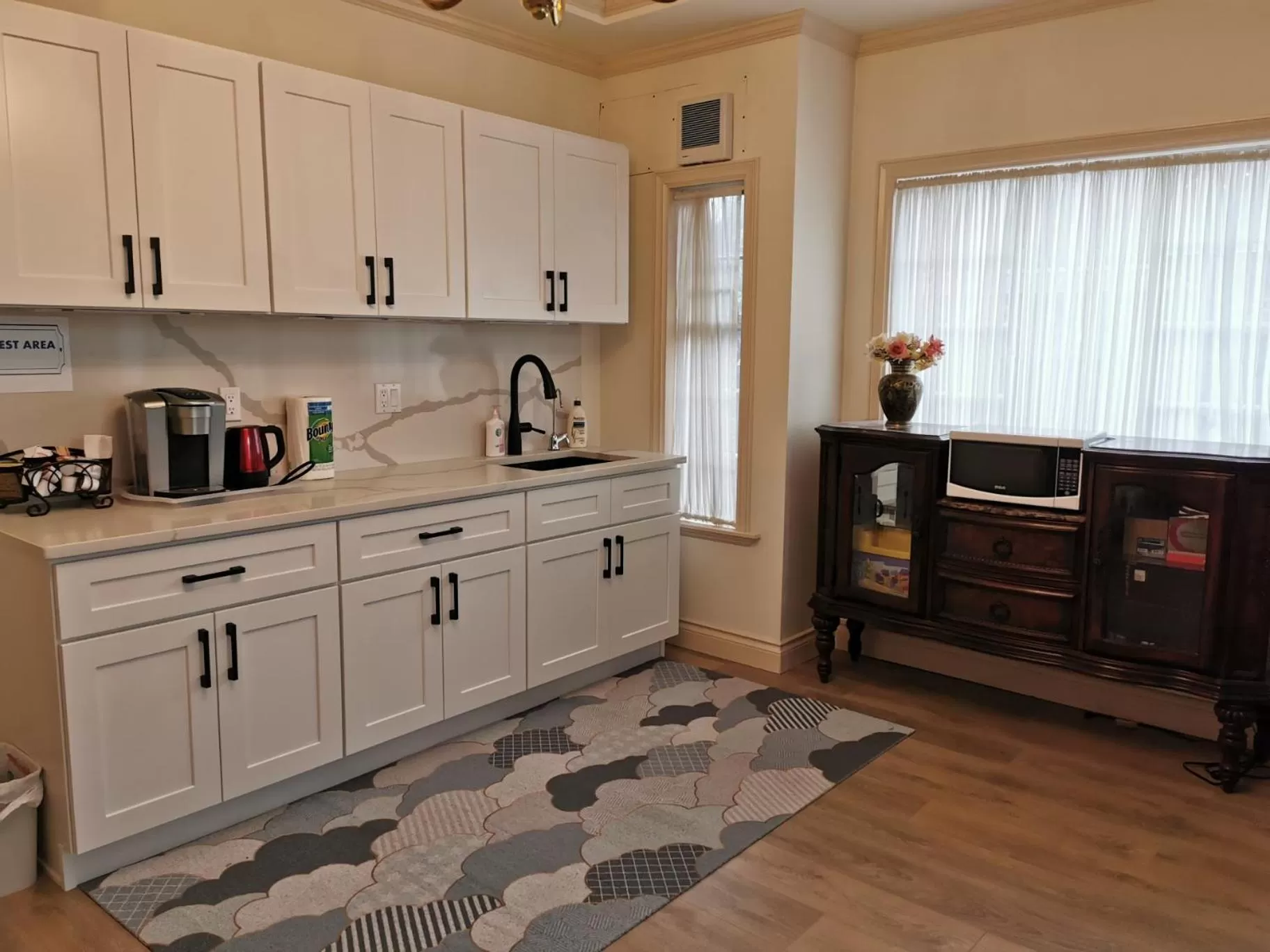 Restaurant/places to eat, Kitchen/Kitchenette in Go House