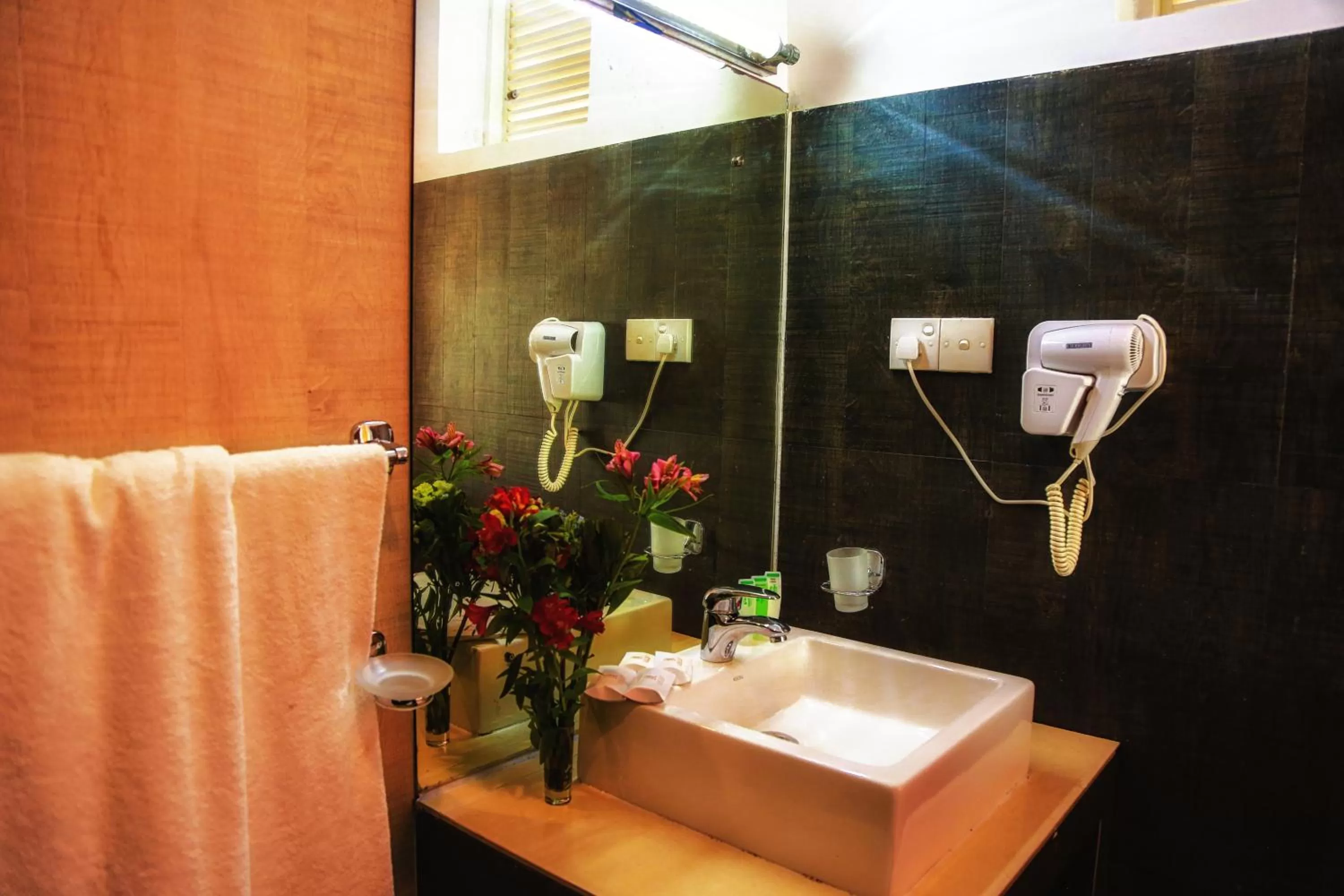 Bathroom in Oak Ray Summer Hill Breeze