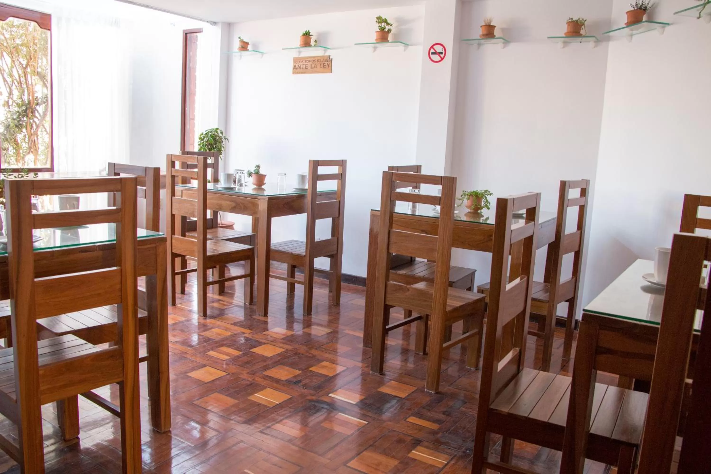 Restaurant/places to eat in Qhini Hotel Boutique