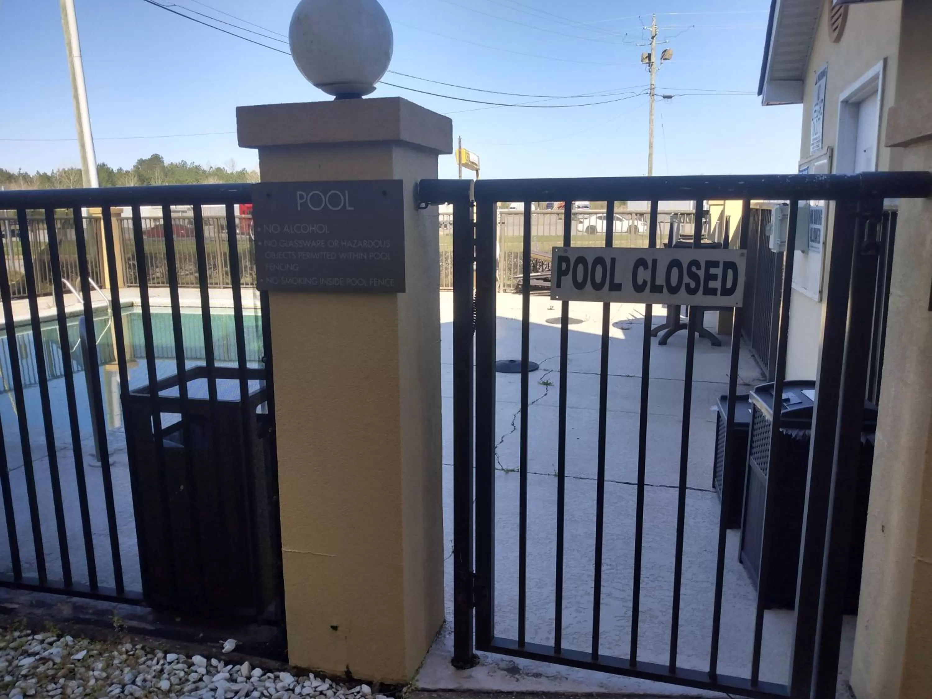 Swimming pool in Comfort Inn