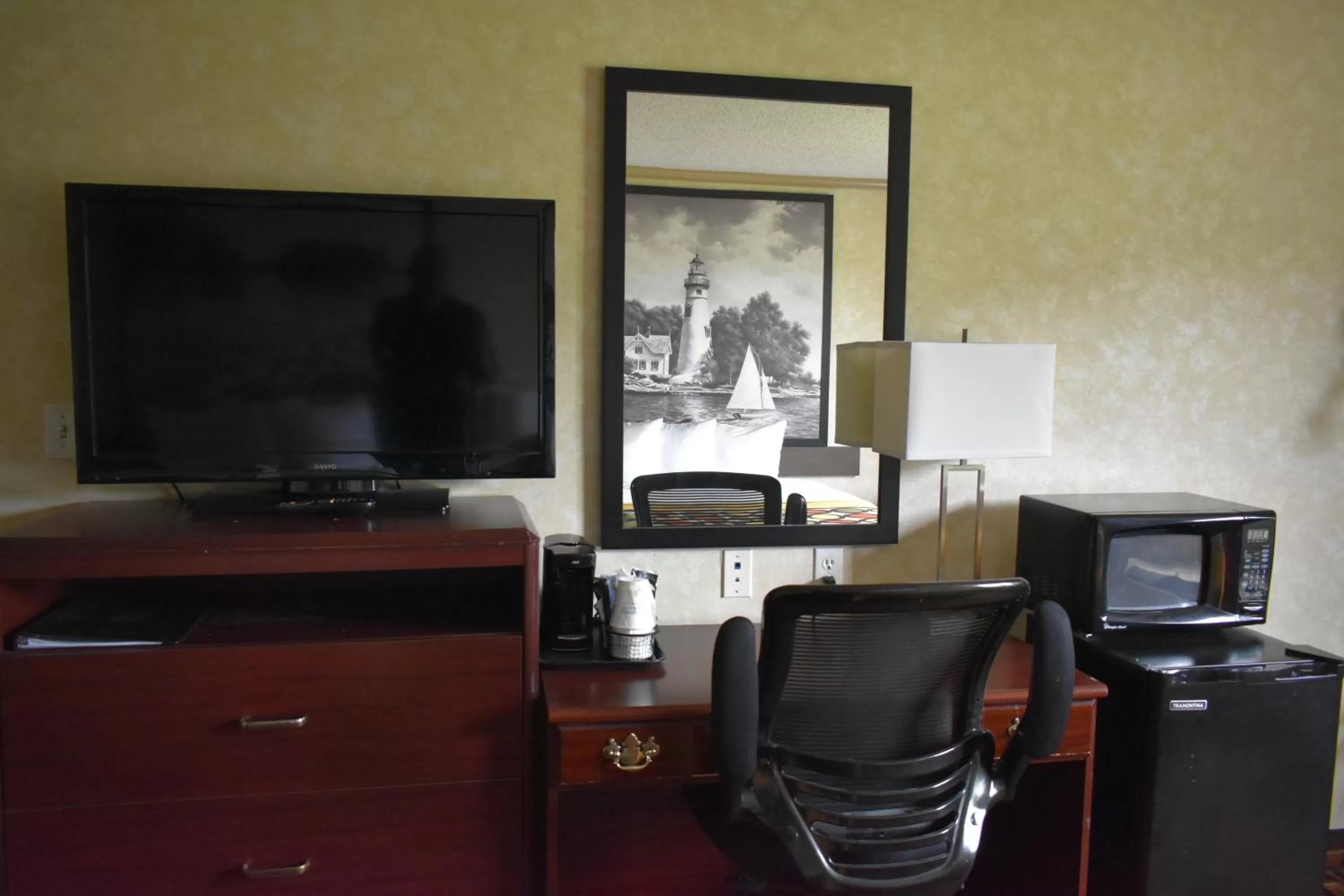 TV and multimedia in Super 8 by Wyndham Maumee Perrysburg Toledo Area