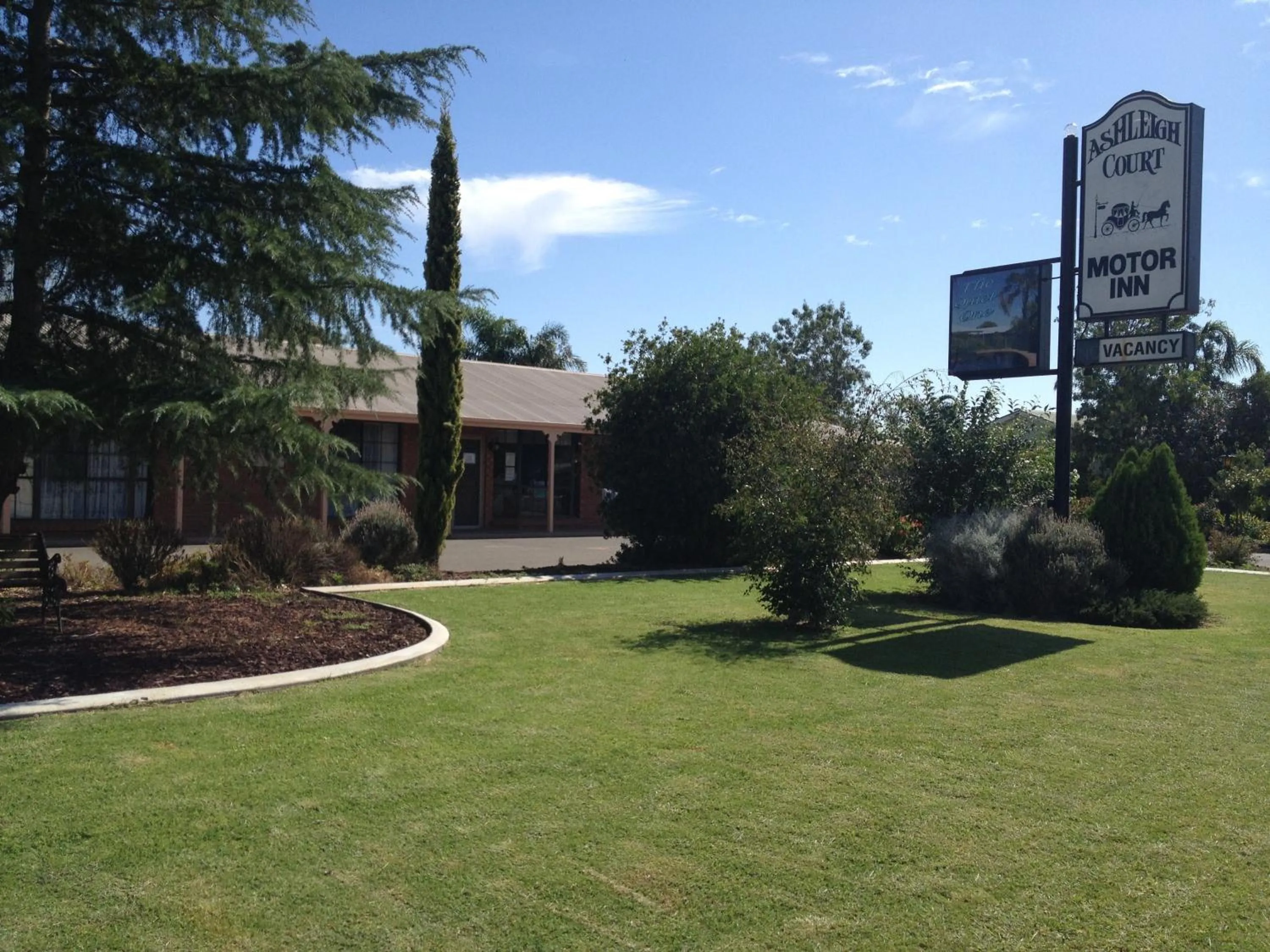 Facade/entrance in Ashleigh Court Motor Inn