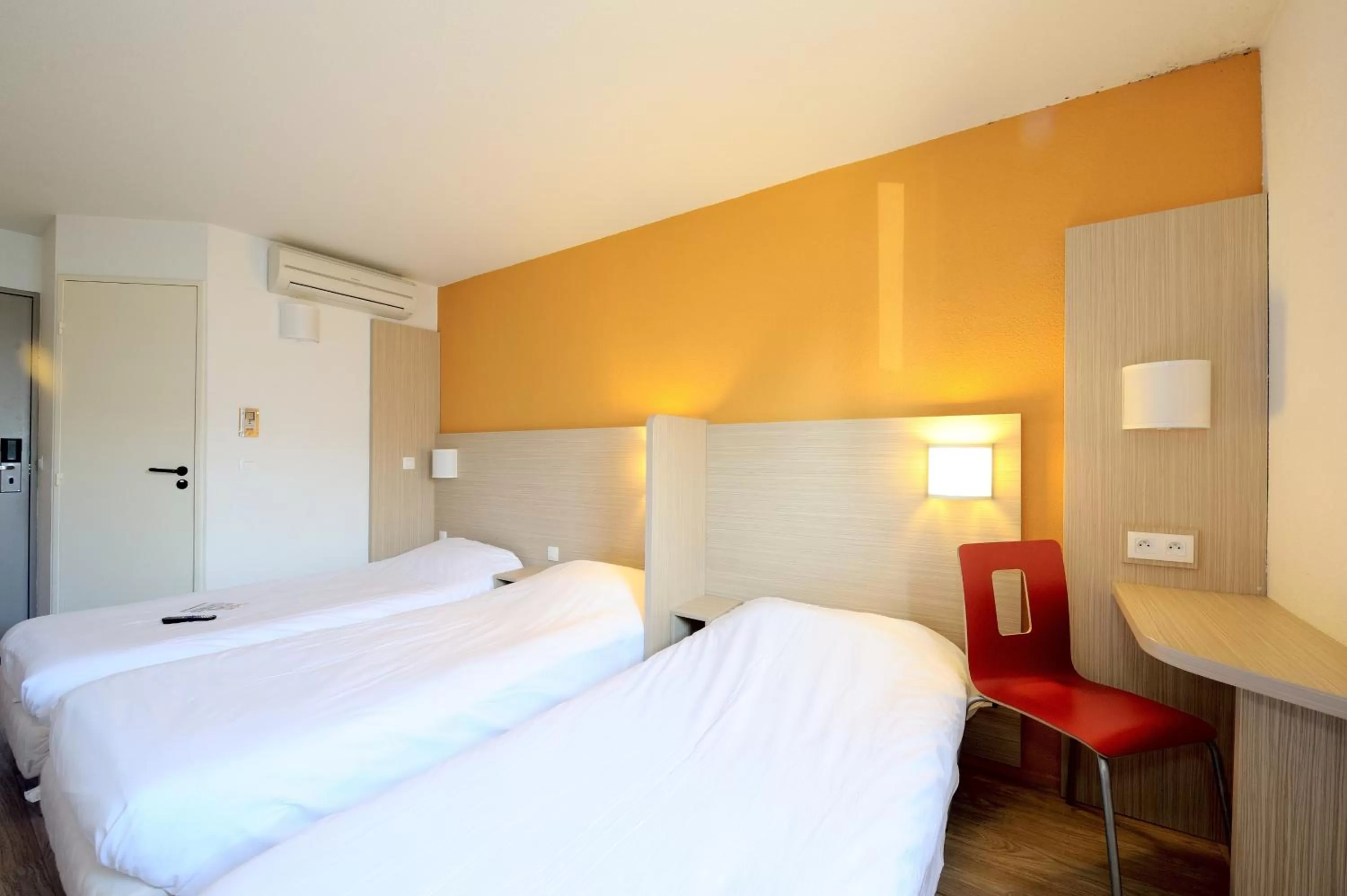 Bedroom, Bed in Hôtel Kennedy Parc des Expositions