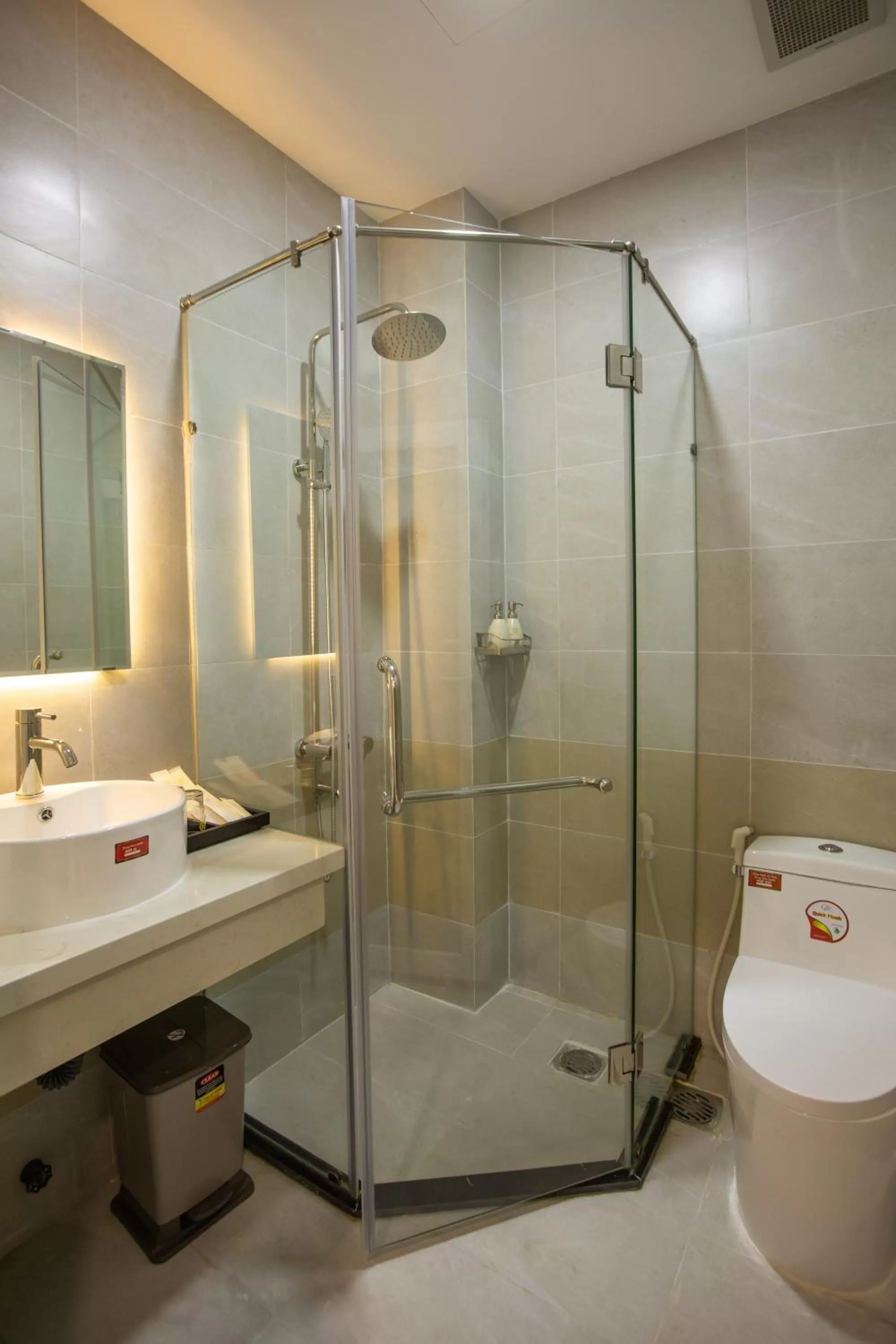 Shower in Hera Hotel Airport