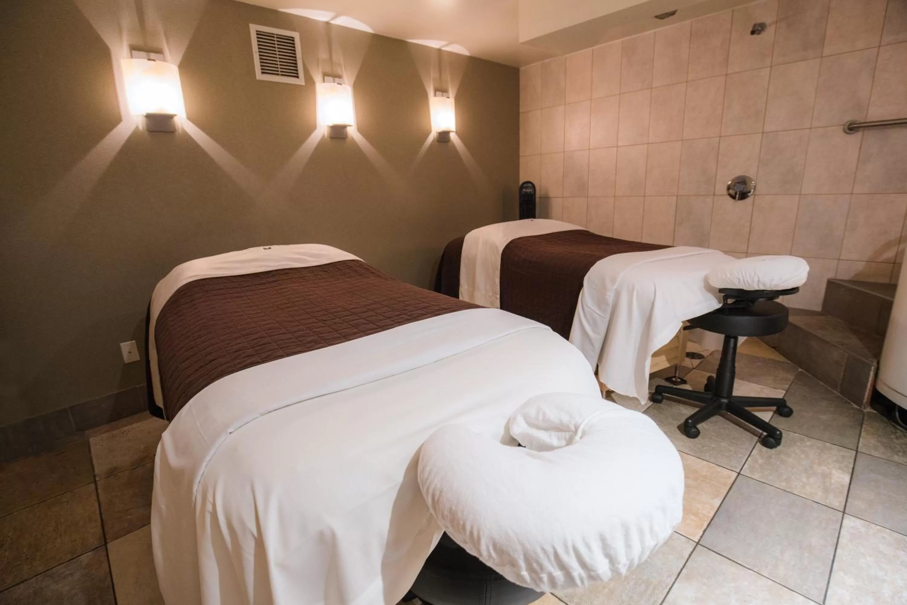 Spa and wellness centre/facilities, Bed in Banff Caribou Lodge and Spa