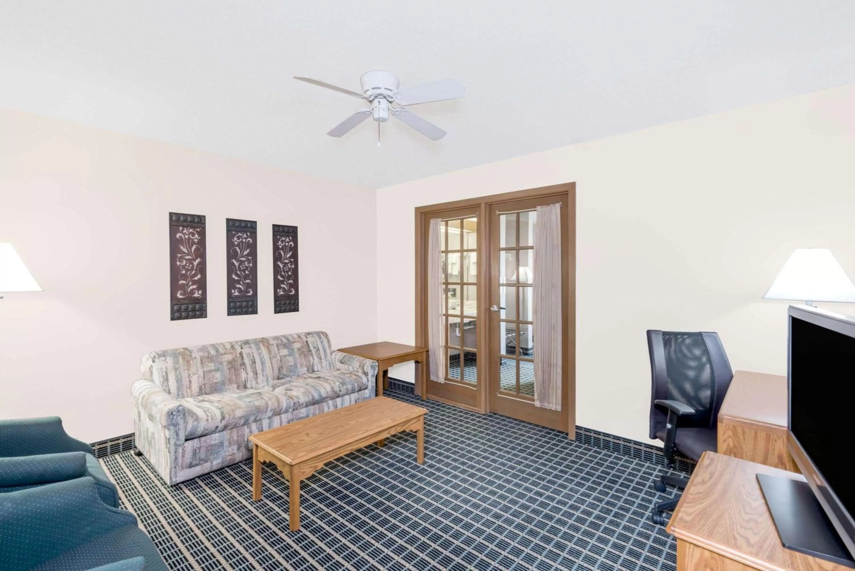 Photo of the whole room in Baymont by Wyndham Marshalltown