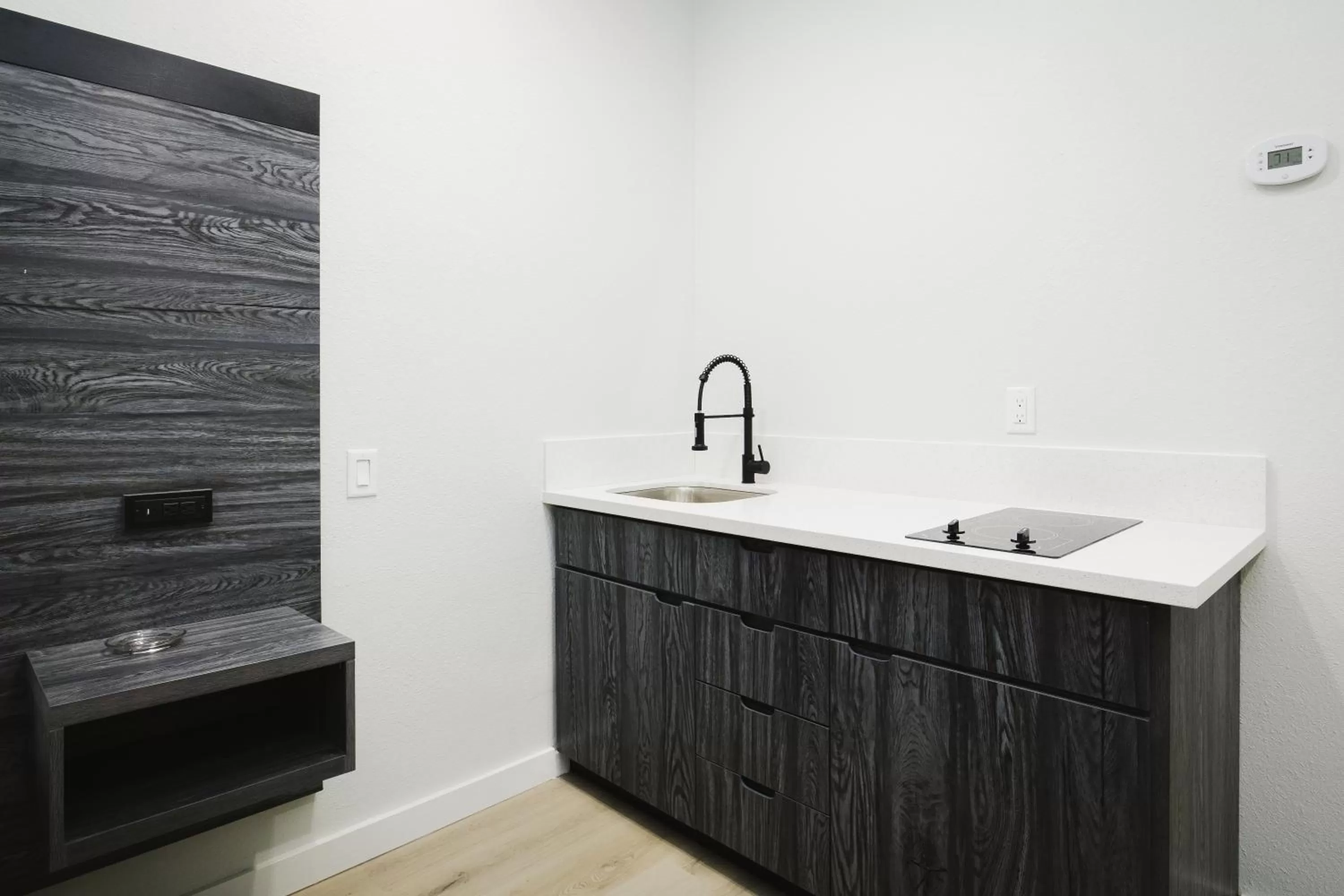 Kitchen or kitchenette in Sapphire Inn & Suites