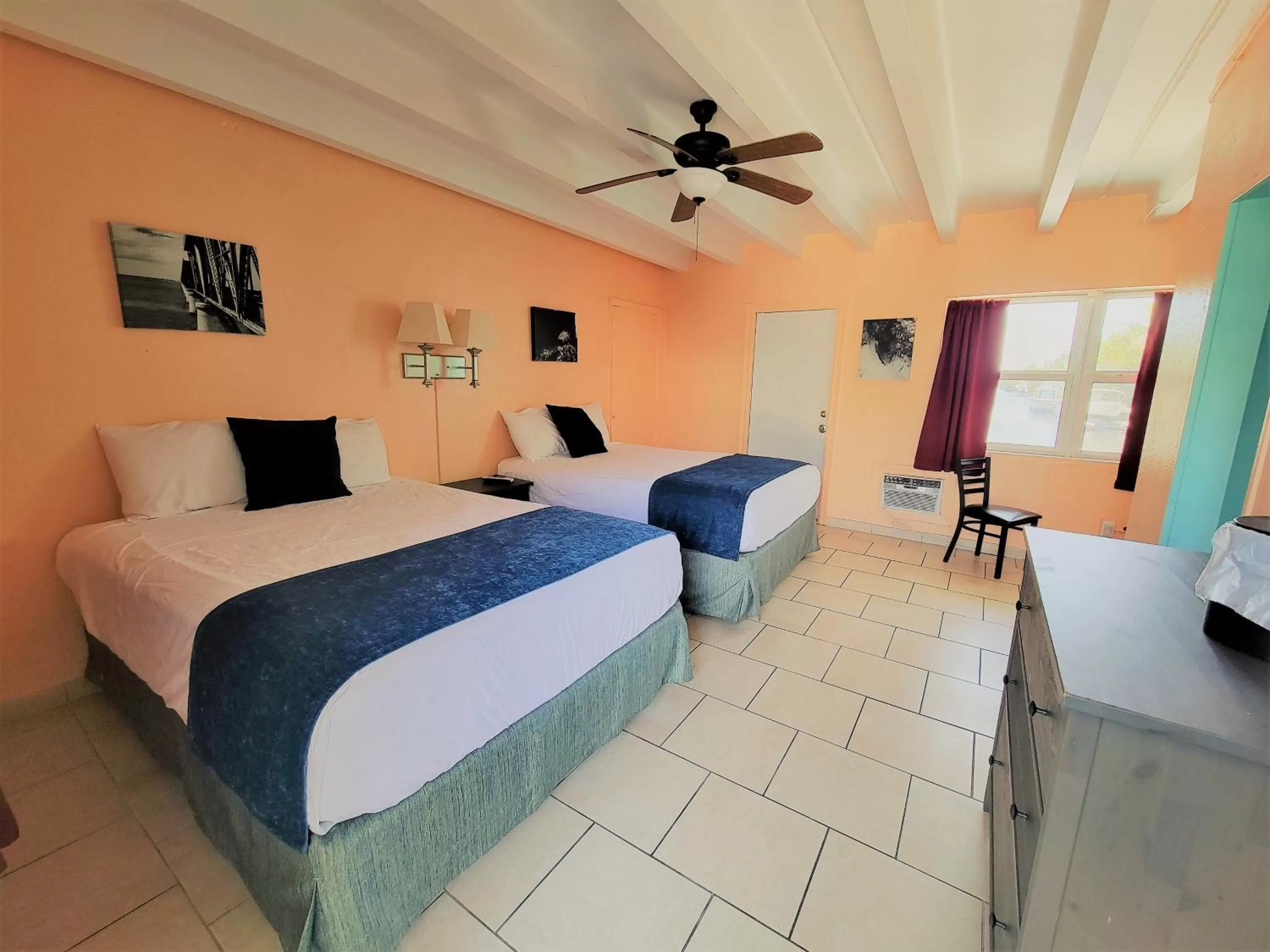 Property building, Bed in Looe Key Reef Resort and Dive Center