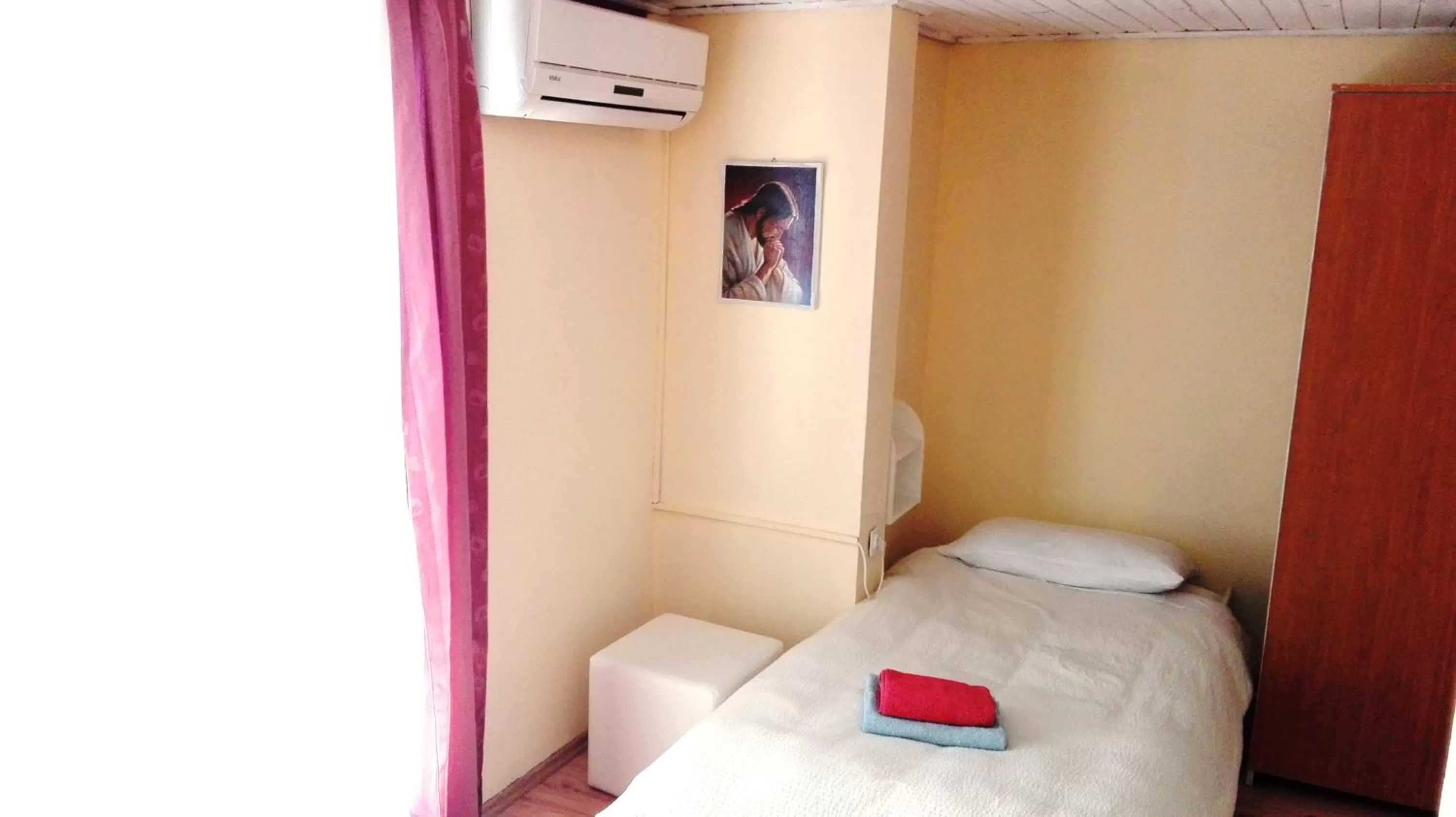 Photo of the whole room, Bed in Pansion Eden