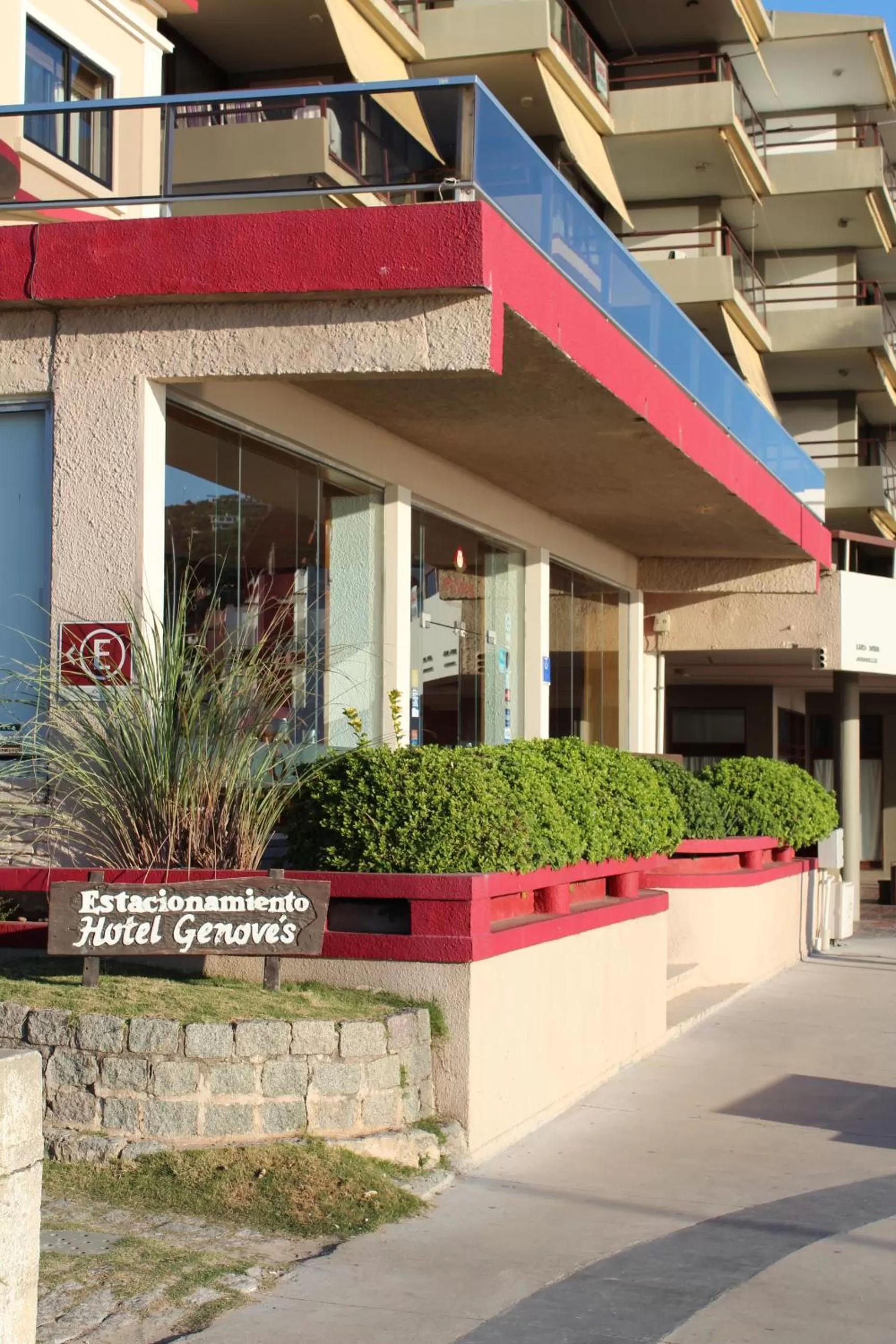 Facade/entrance in Hotel Genoves