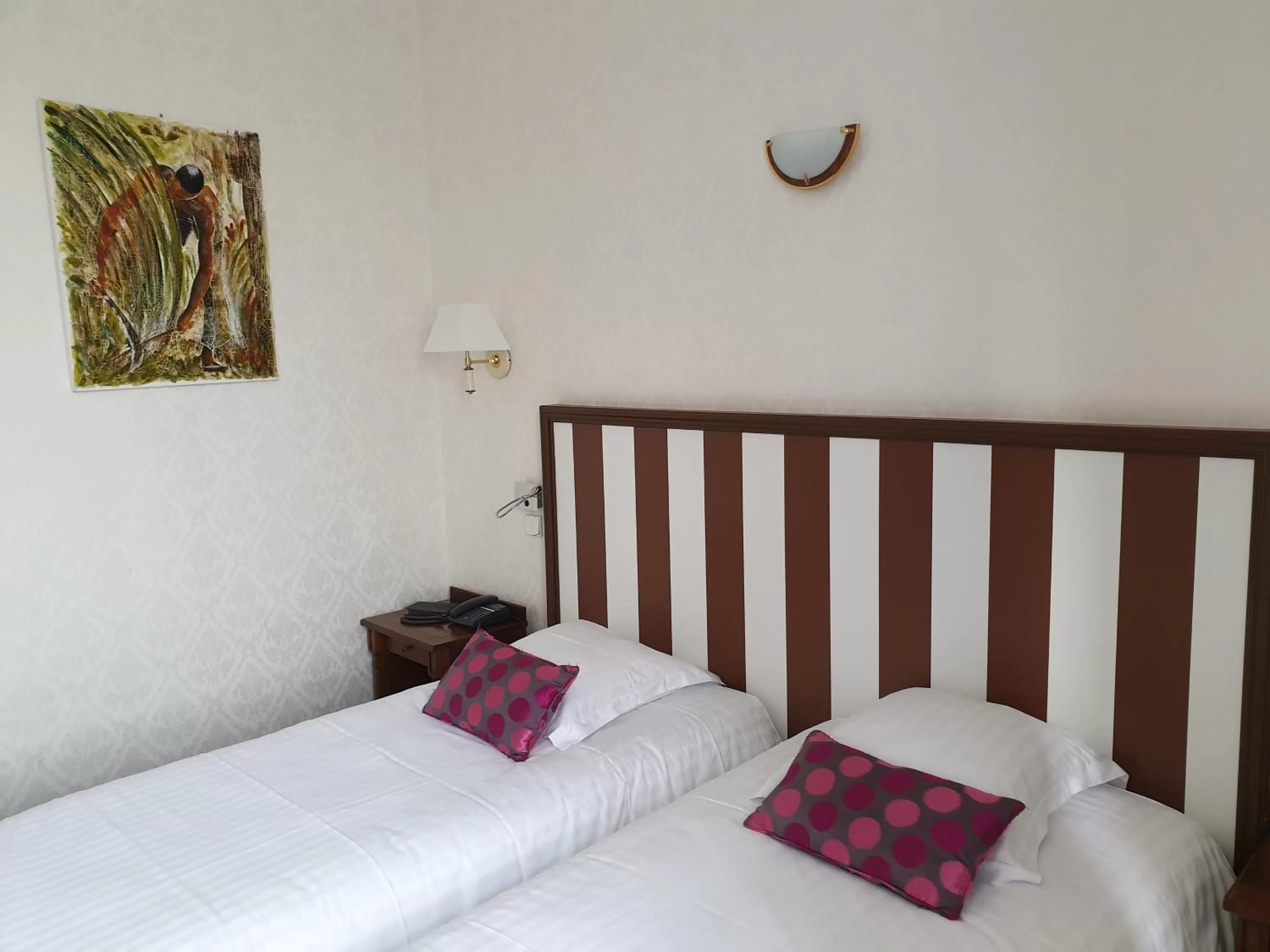 Bed in Hôtel De France