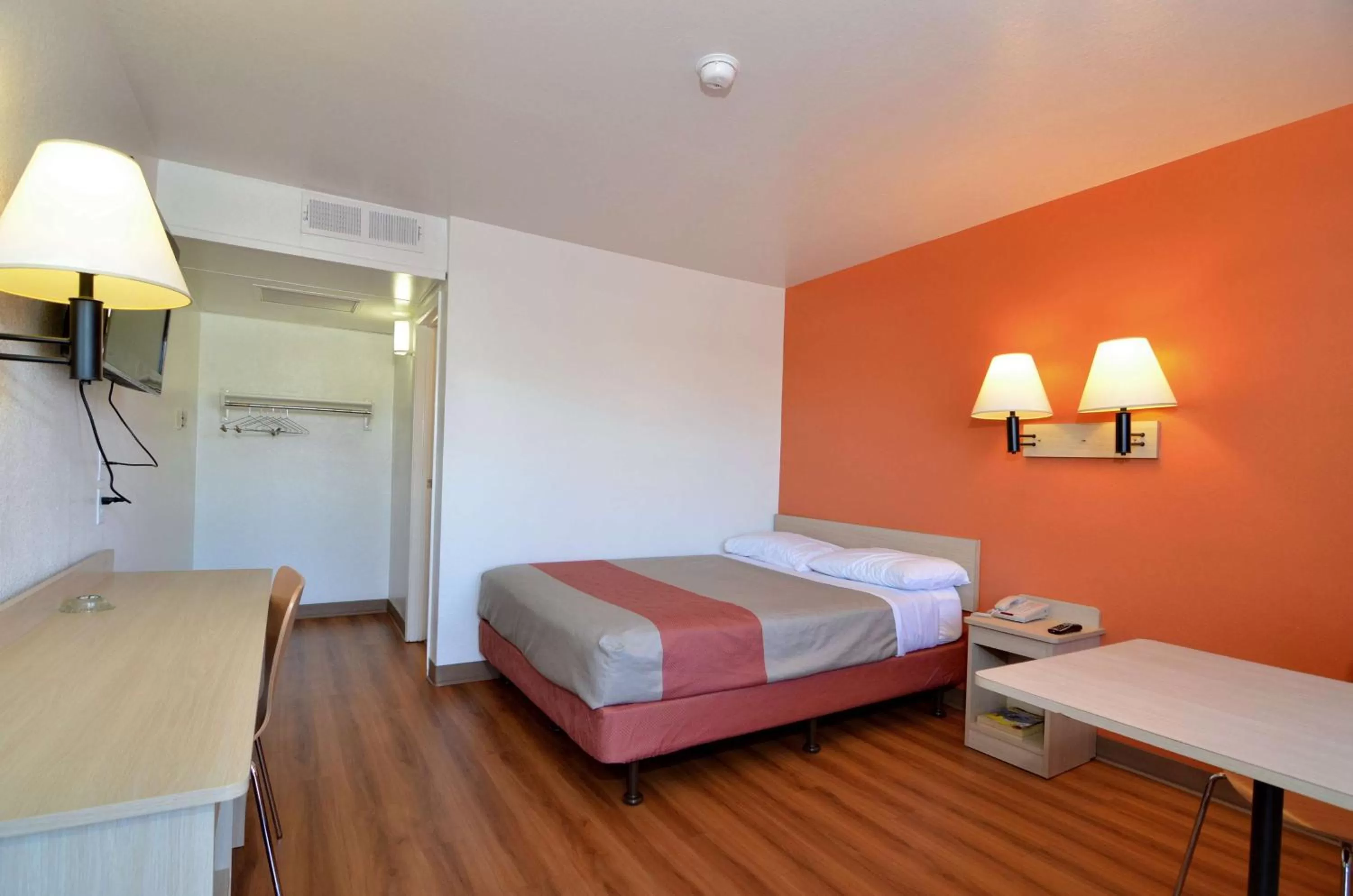 TV and multimedia, Bed in Motel 6-Indio, CA - Palm Springs