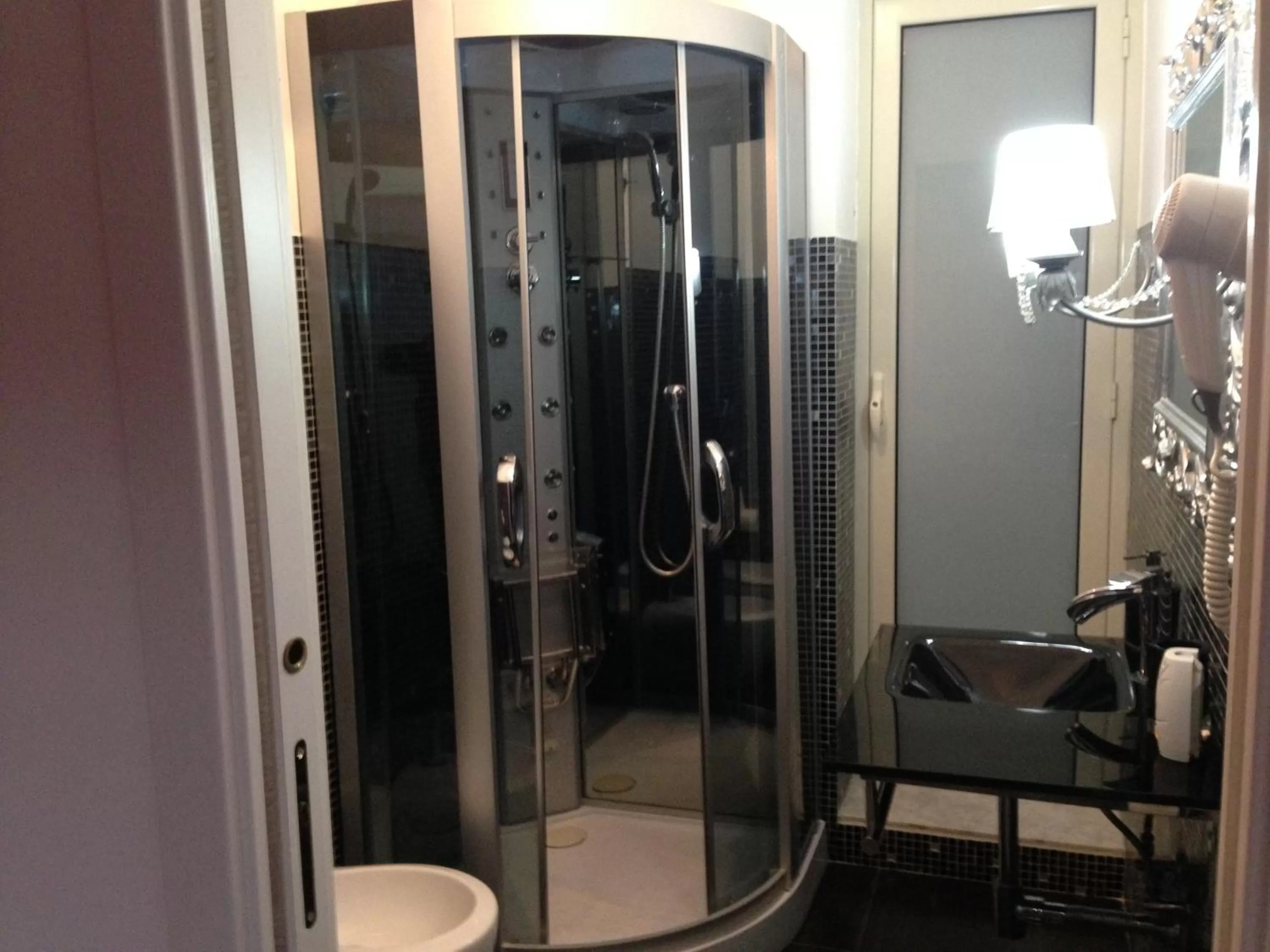 Shower in Duca di Uzeda Bed and Breakfast