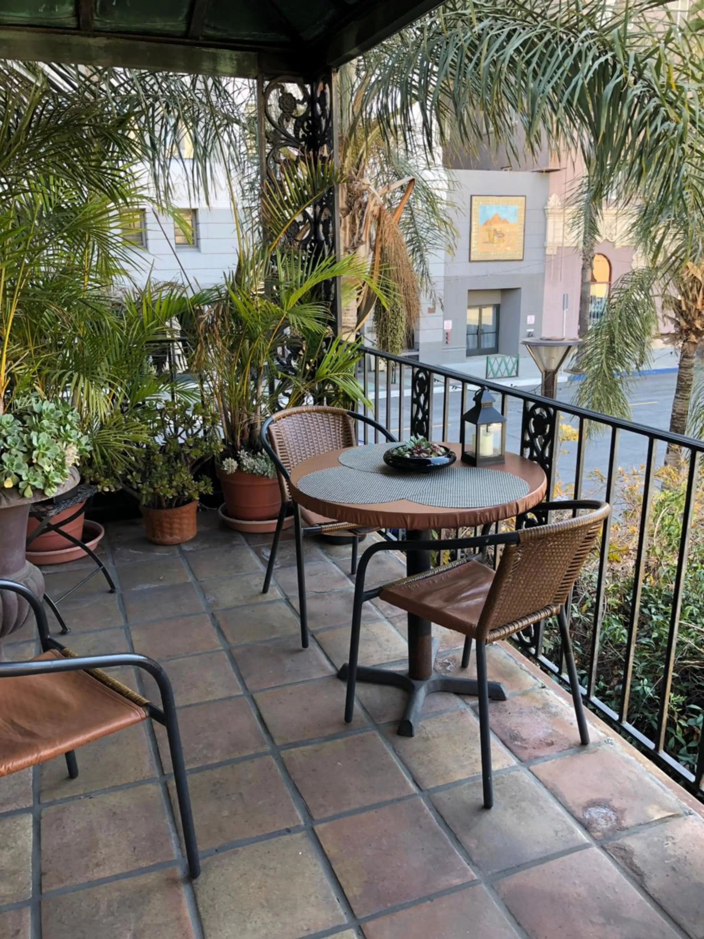 Communal lounge/ TV room in Broadlind Hotel