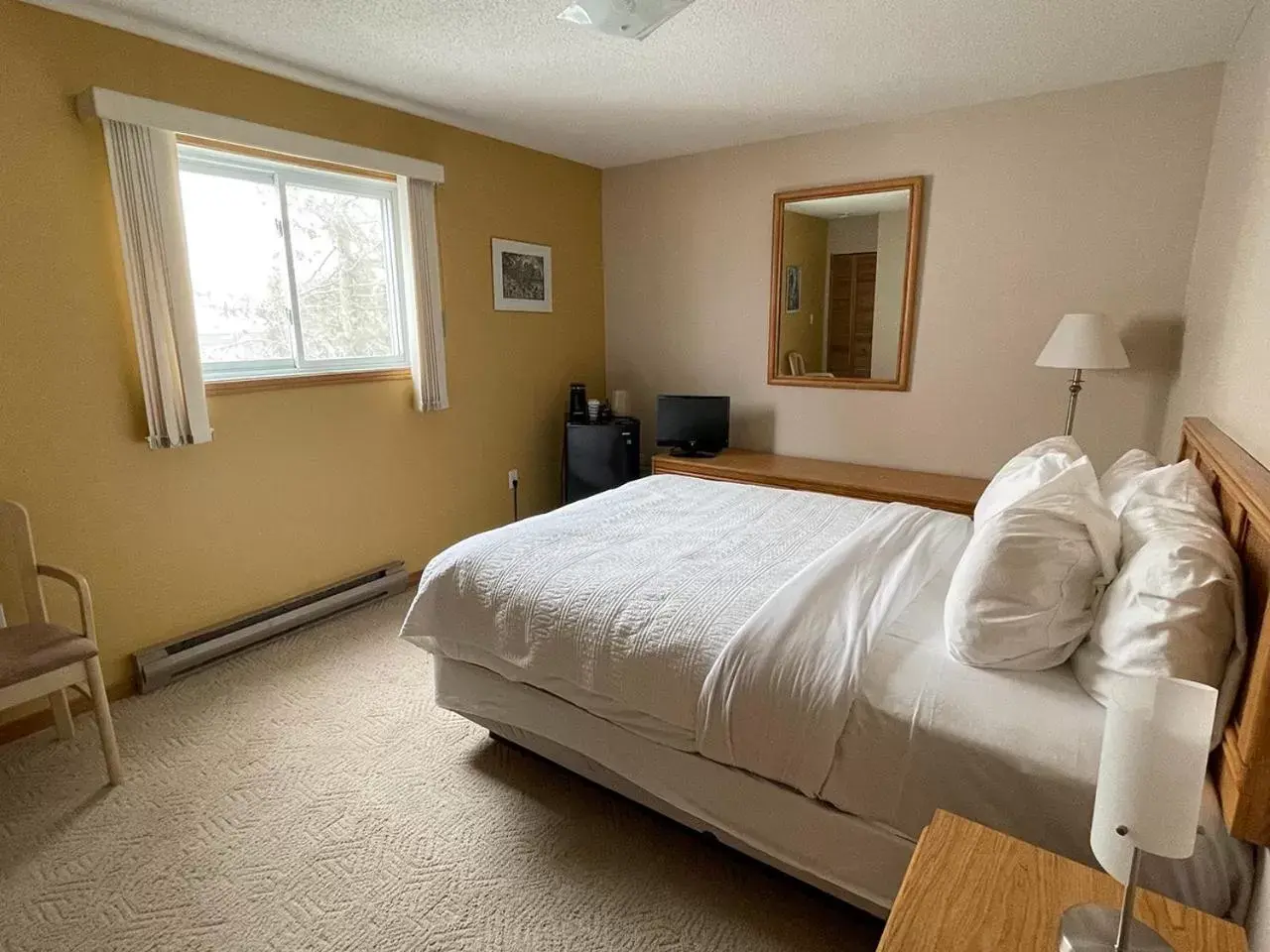 Standard Queen Room in Hotel Wolfe Island Standard Queen Room in Hotel Wolfe Island