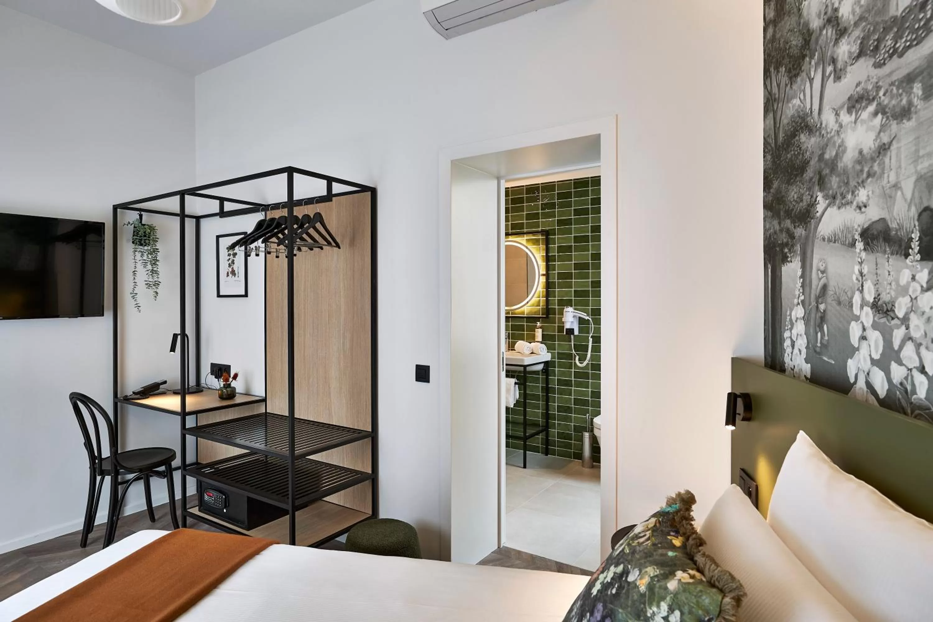 Bathroom, Bed in Urban Yard Hotel