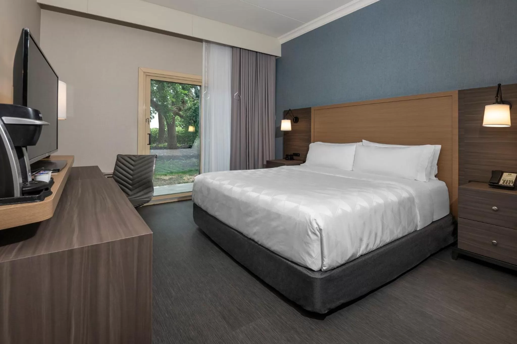 Photo of the whole room, Bed in Holiday Inn Kingston - Waterfront by IHG
