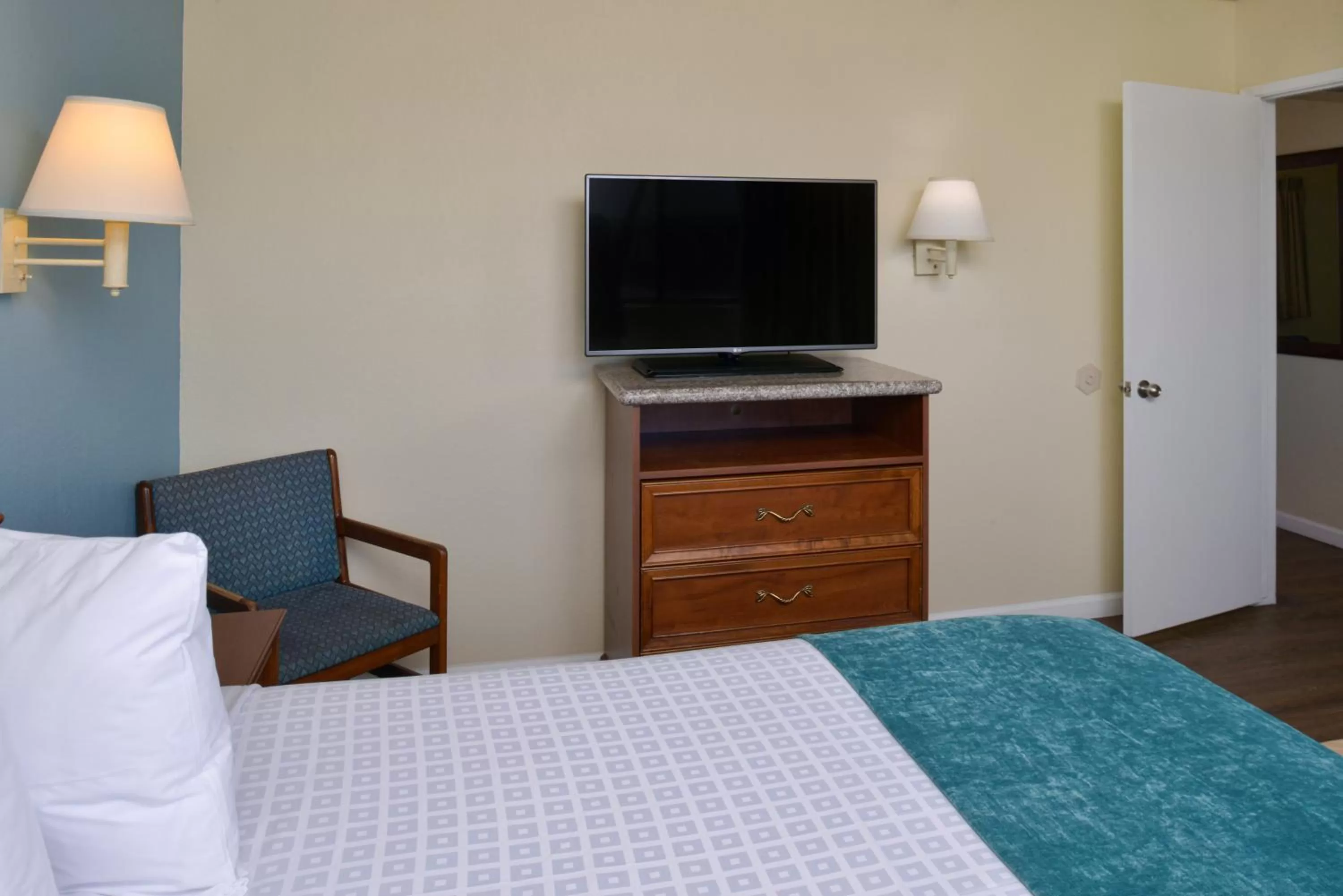 Communal lounge/ TV room, Bed in Edgewater Inn and Suites