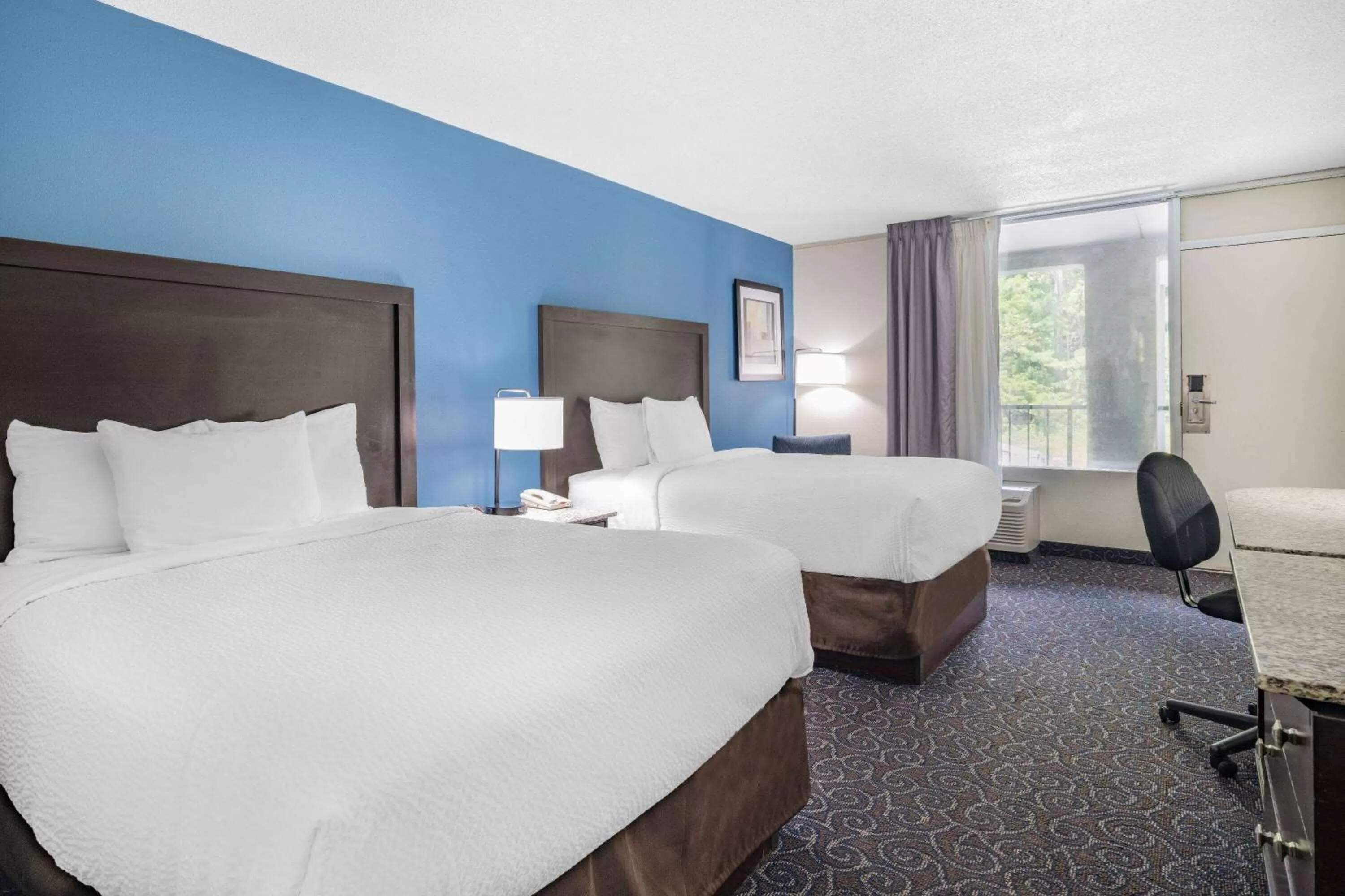 Photo of the whole room, Bed in Days Inn and Suites by Wyndham Oxford