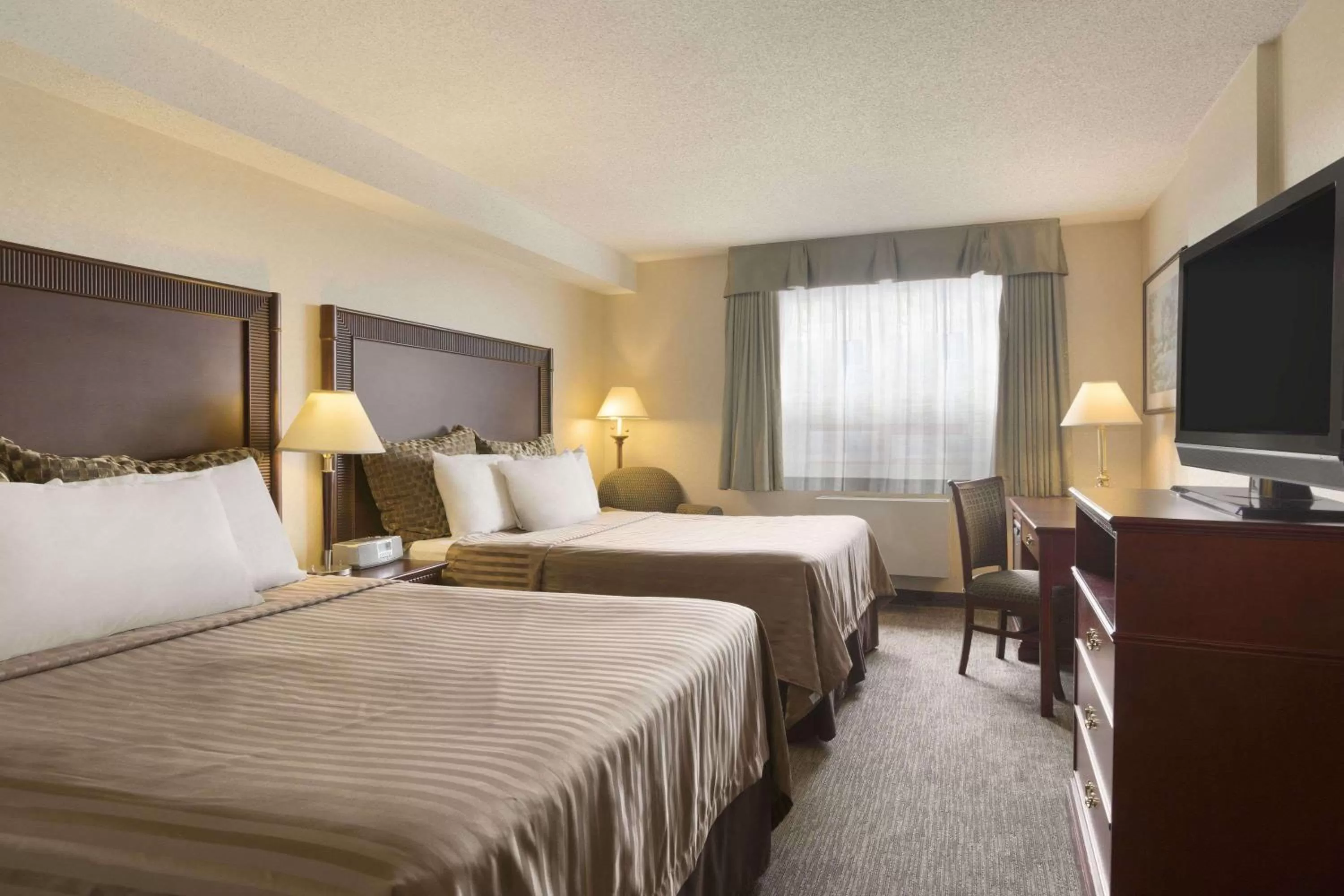 Photo of the whole room, Bed in Travelodge Hotel by Wyndham Vancouver Airport