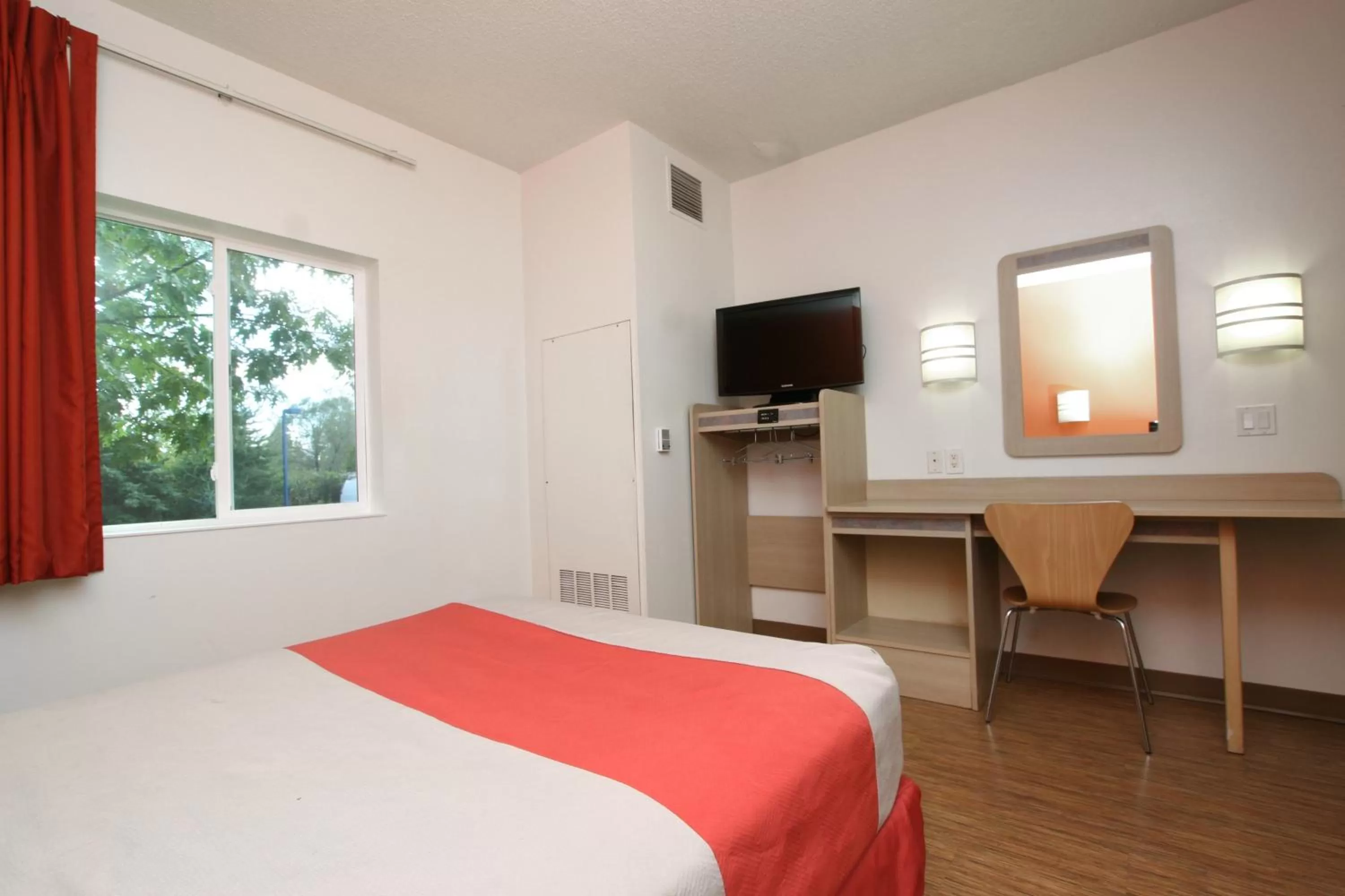 Bedroom, Bed in Motel 6-Colchester, VT - Burlington