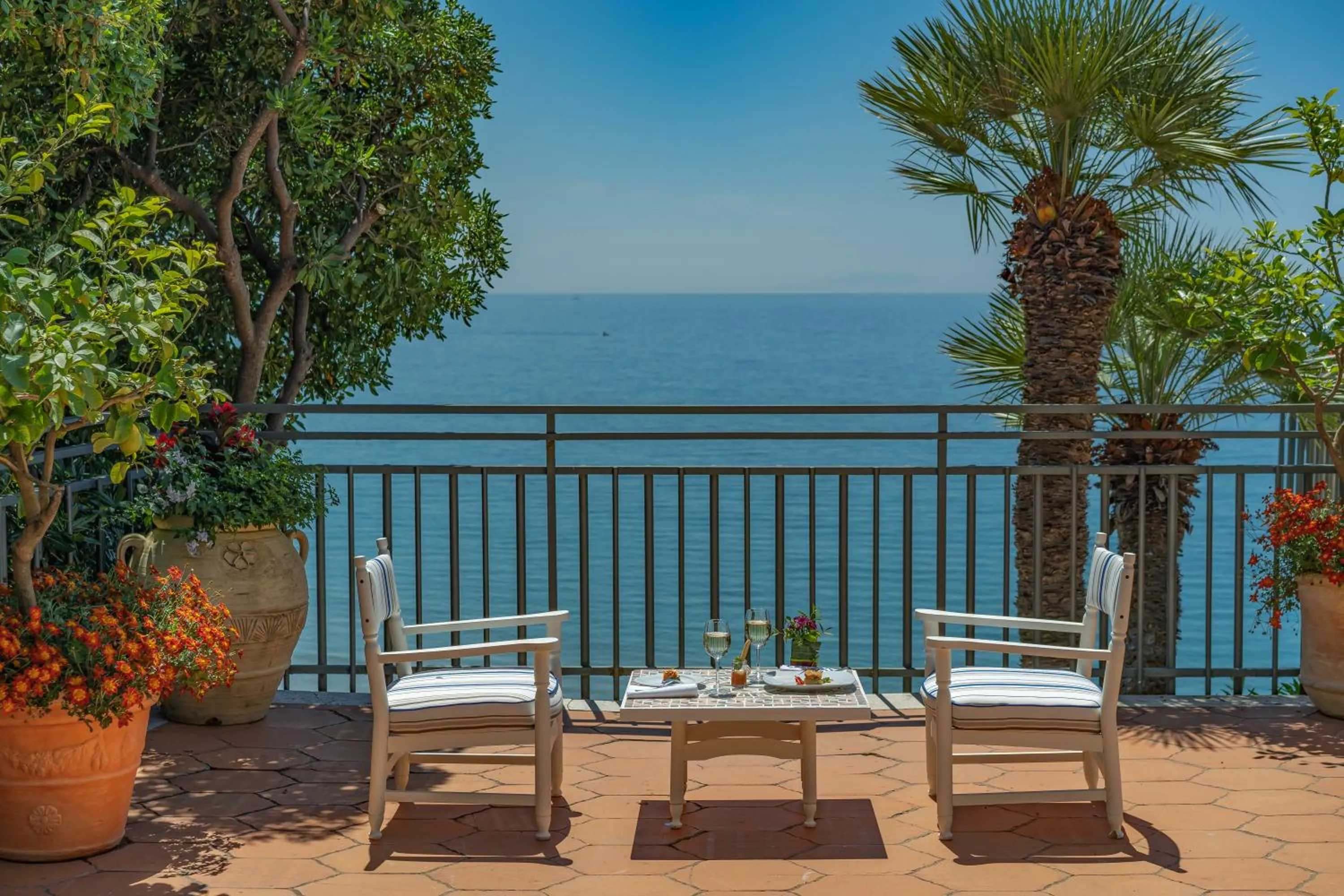 Restaurant/places to eat in Summit Hotel