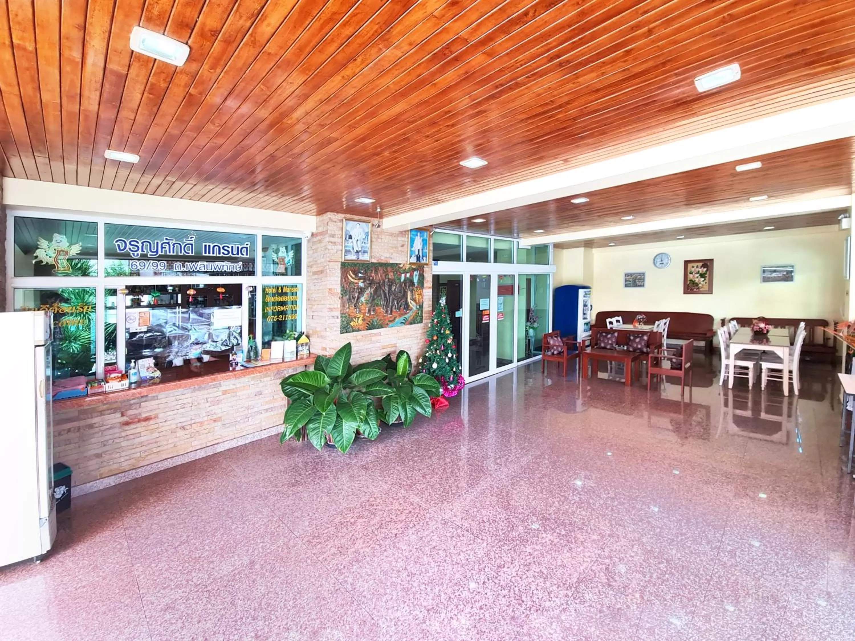 Facade/entrance in Jaroonsak Grand