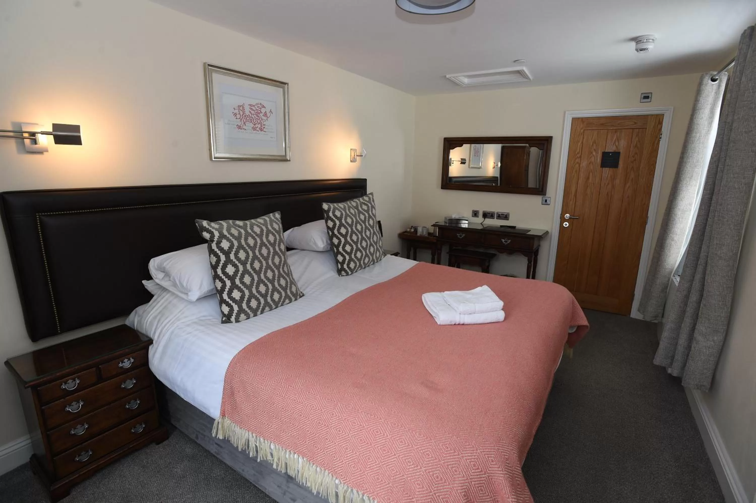 Twr Du Standard Room Queen in The Black Boy Inn