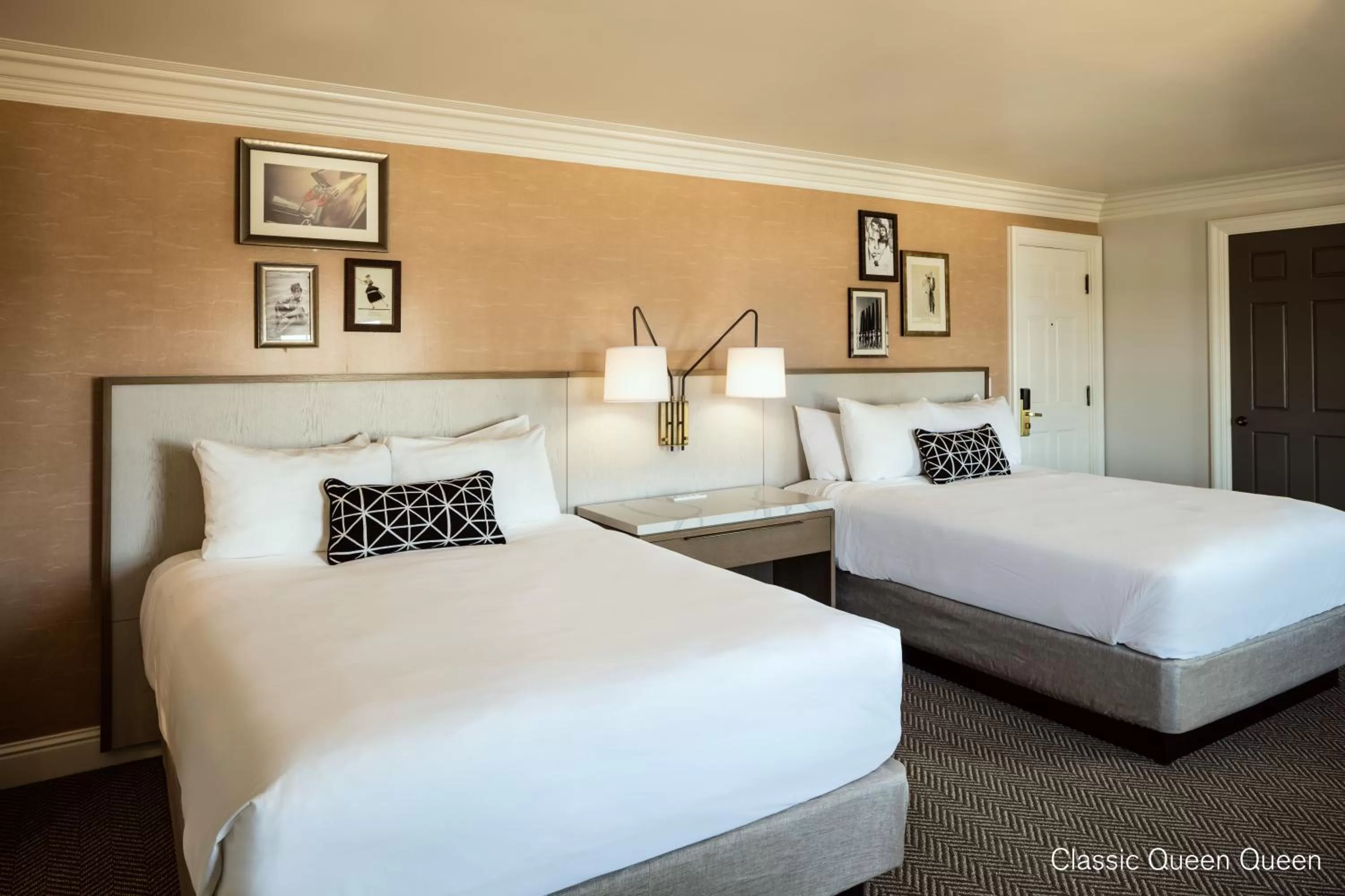 Photo of the whole room, Bed in La Valencia Hotel