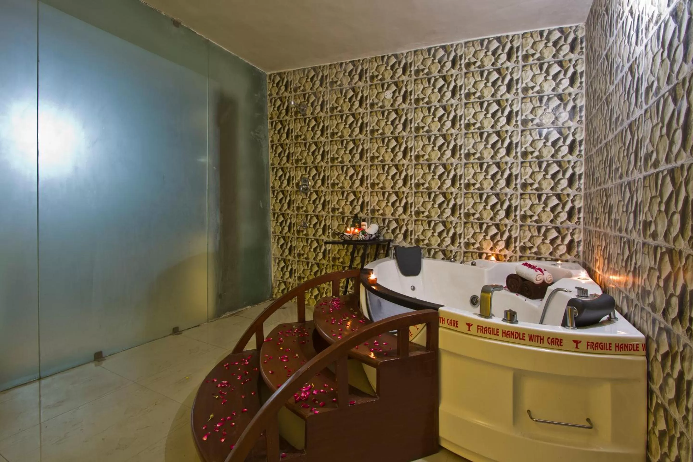 Hot Tub in Hotel Broadways Inn