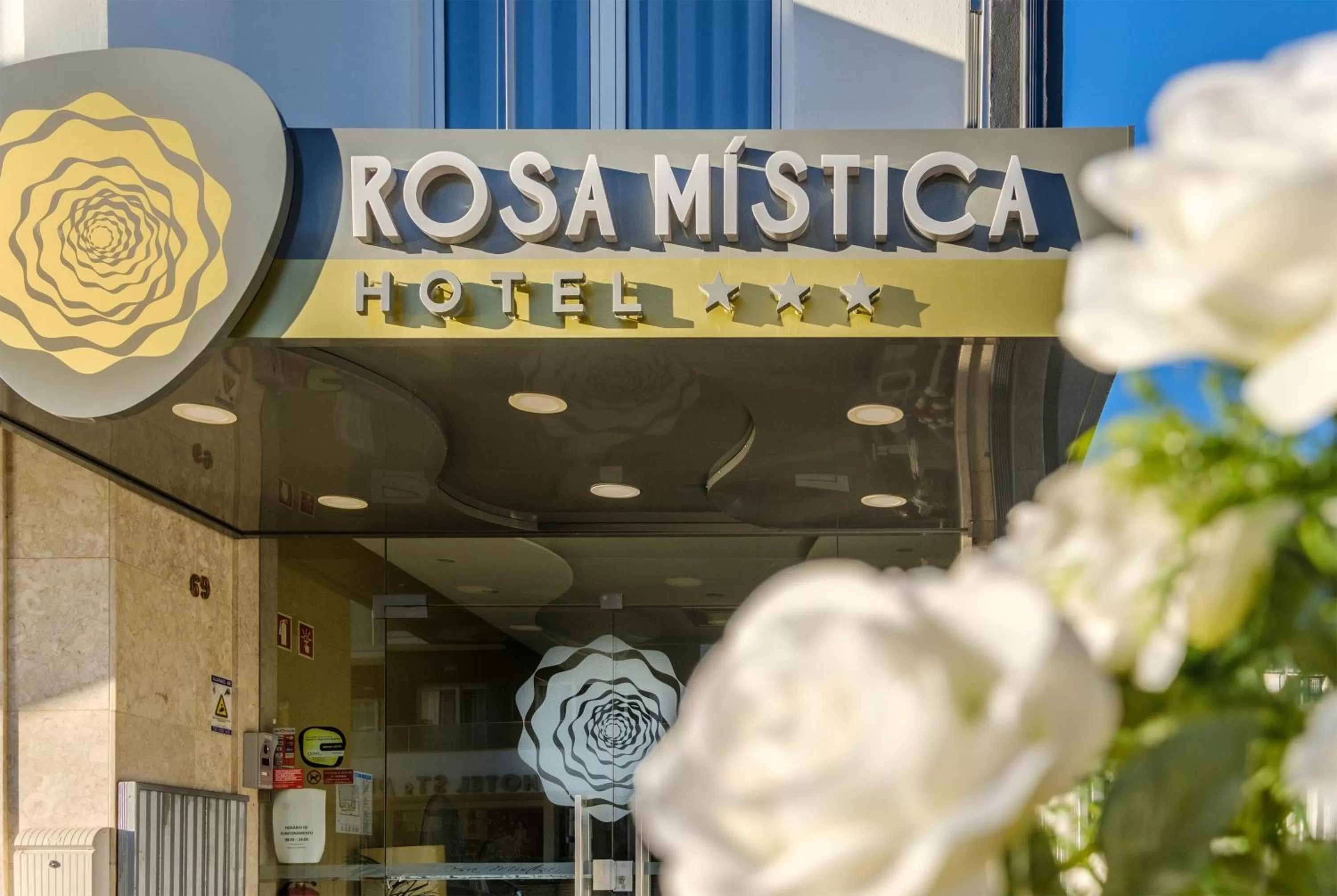 Facade/entrance in Hotel Rosa Mística by Umbral