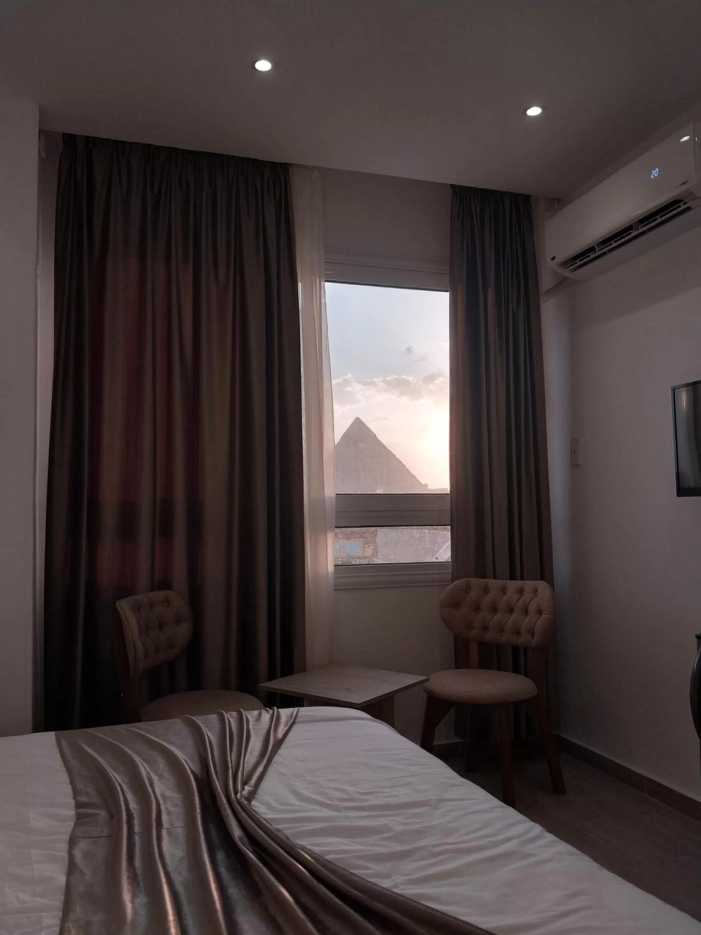 Bed in Eagles Pyramids View