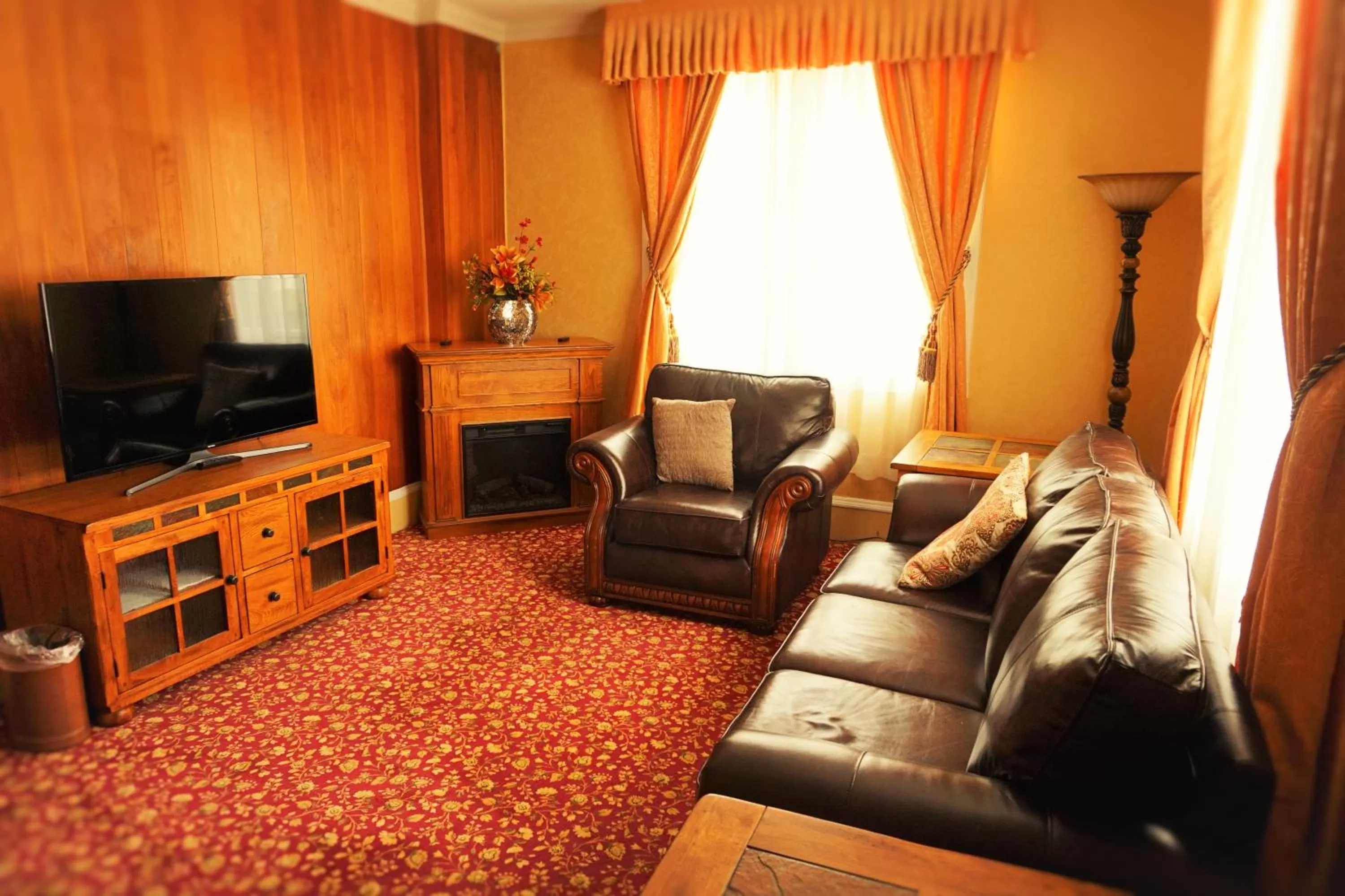 TV and multimedia in Eureka Inn, Trademark Collection by Wyndham