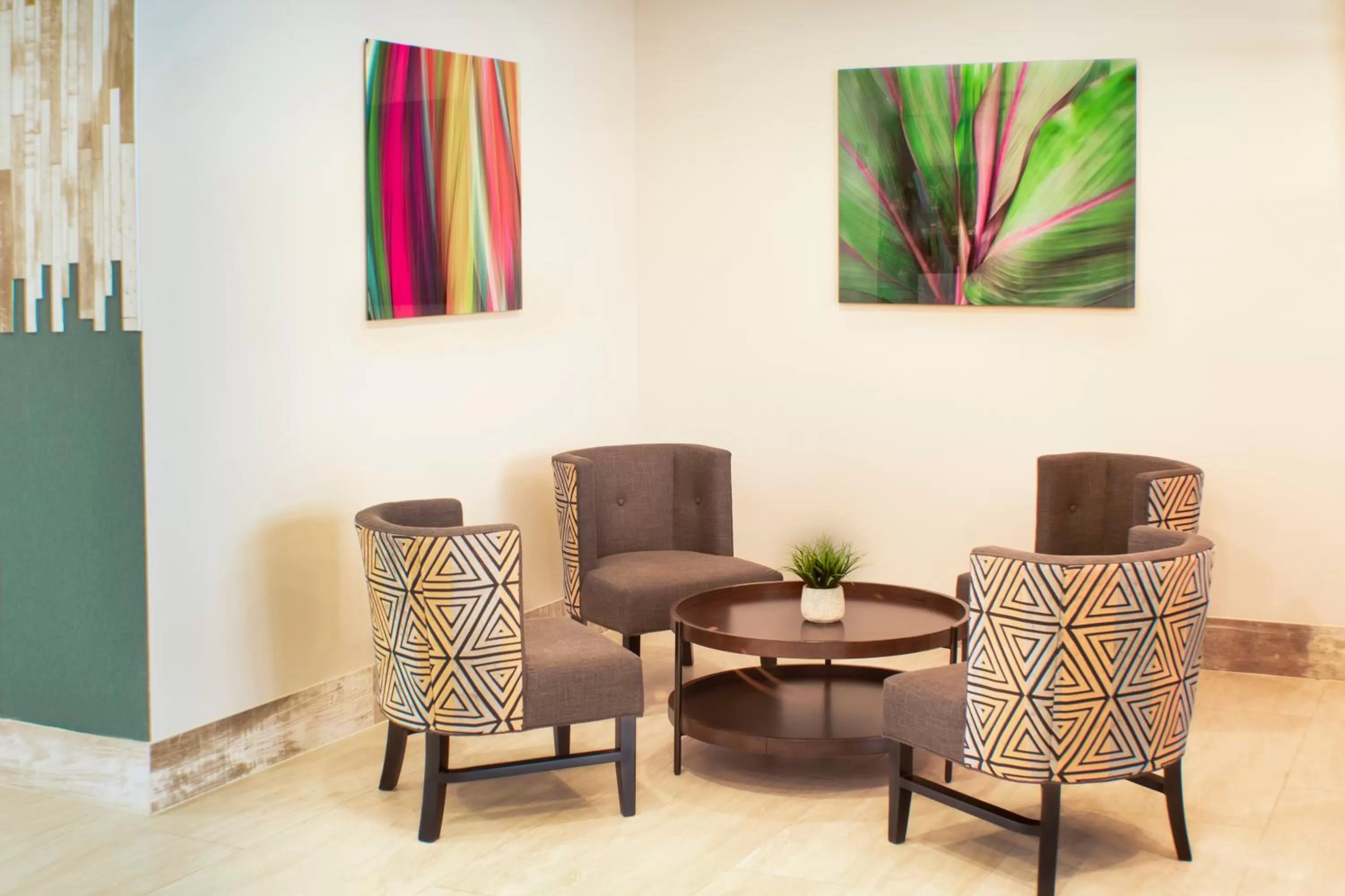 Living room in Holiday Inn Cookeville by IHG