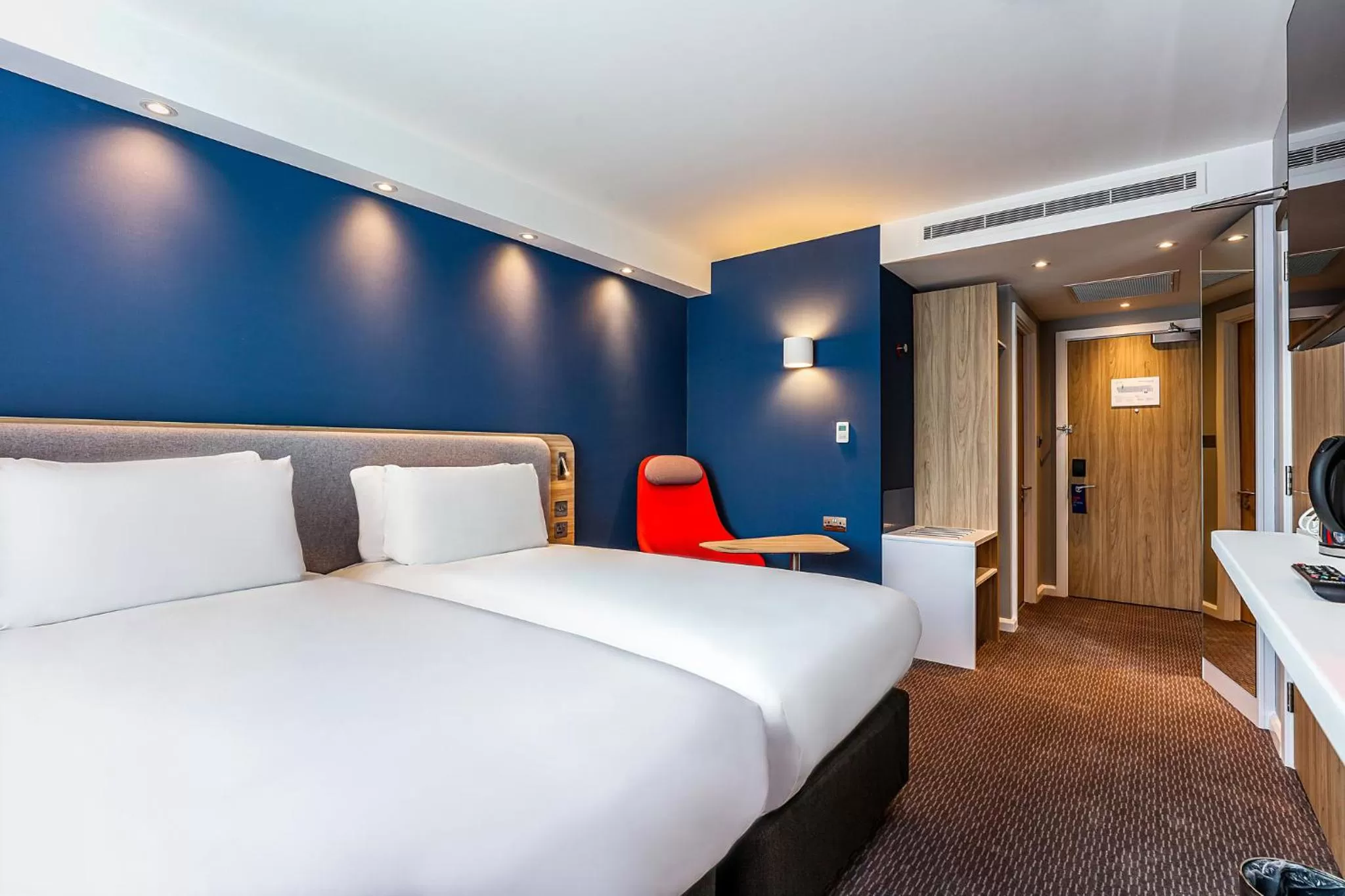 Photo of the whole room, Bed in Holiday Inn Express - Marne-la-Vallée Val d'Europe by IHG
