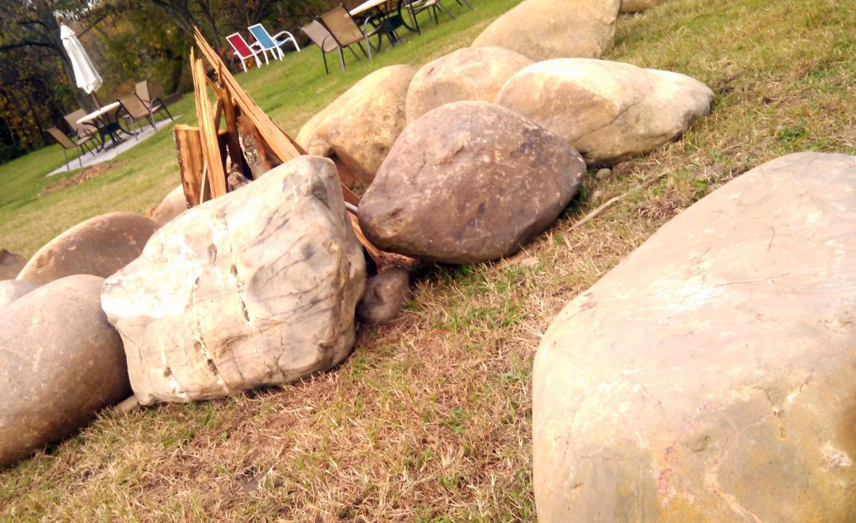 Evening entertainment in Arbors at Island Landing Hotel & Suites