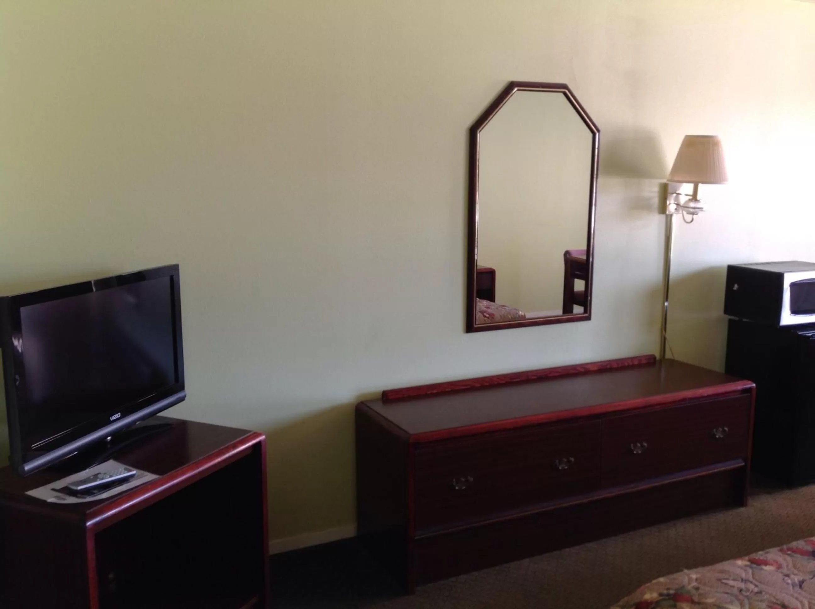 TV/Entertainment Center in Executive Inn Tulia