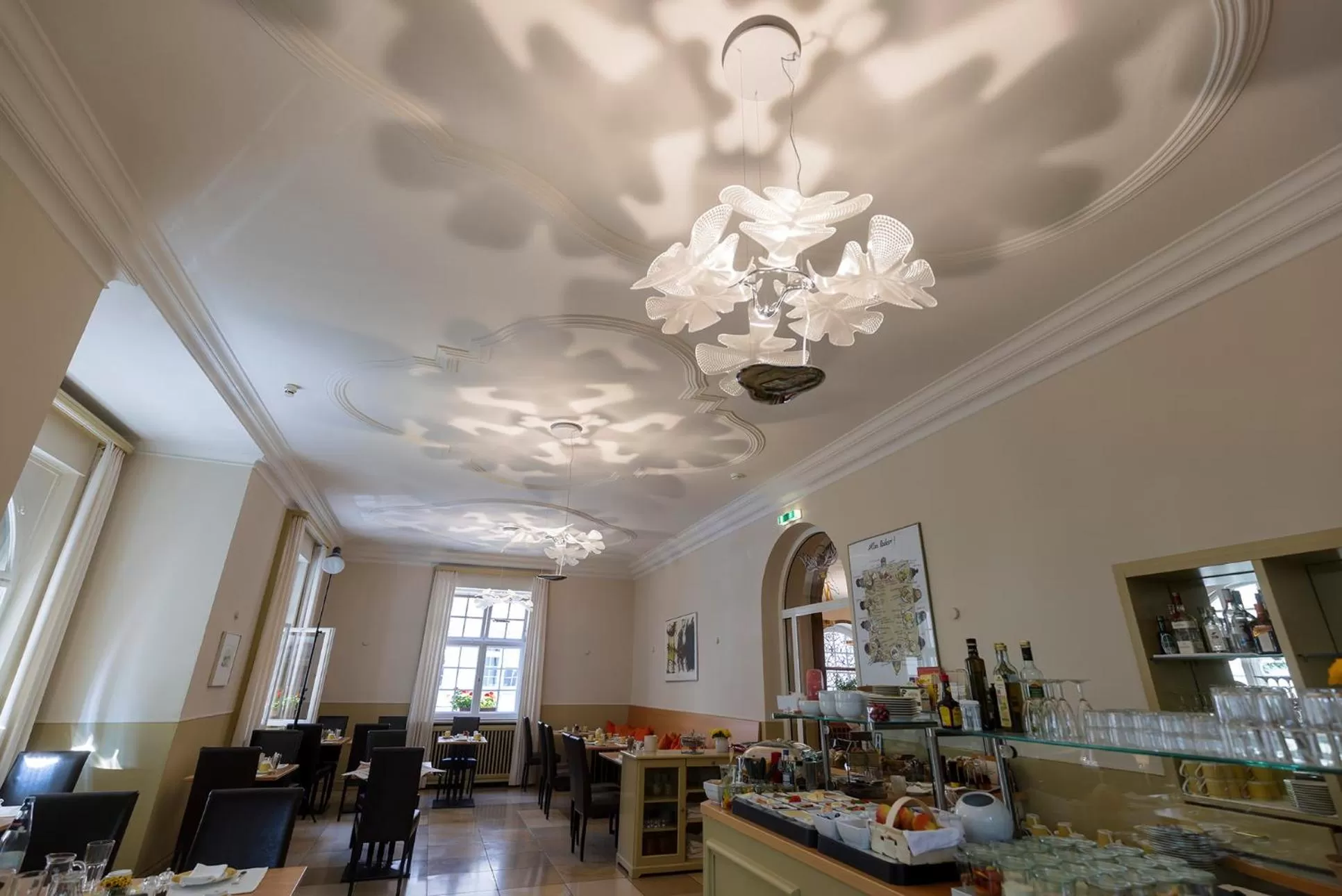 Restaurant/places to eat in Hotel Minerva