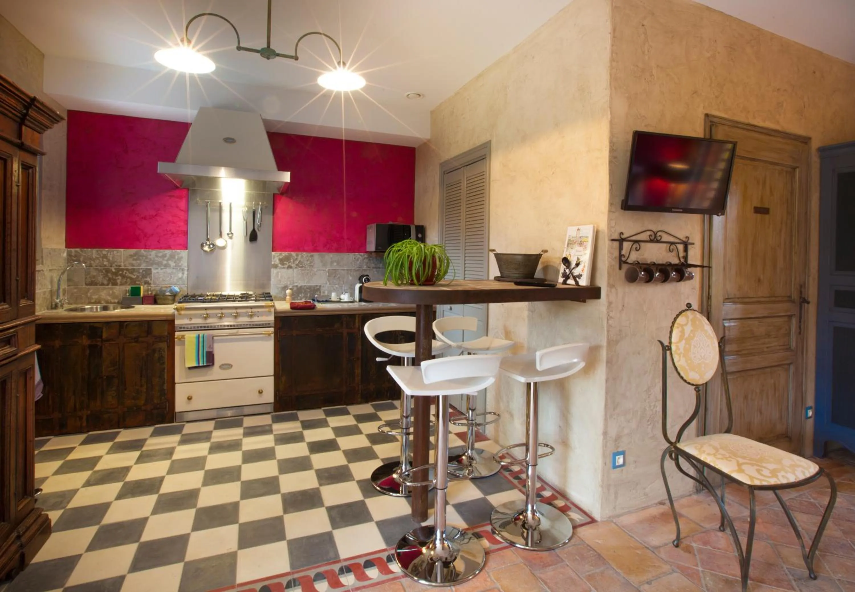 Kitchen or kitchenette in Hôtel-Spa Le Saint Cirq