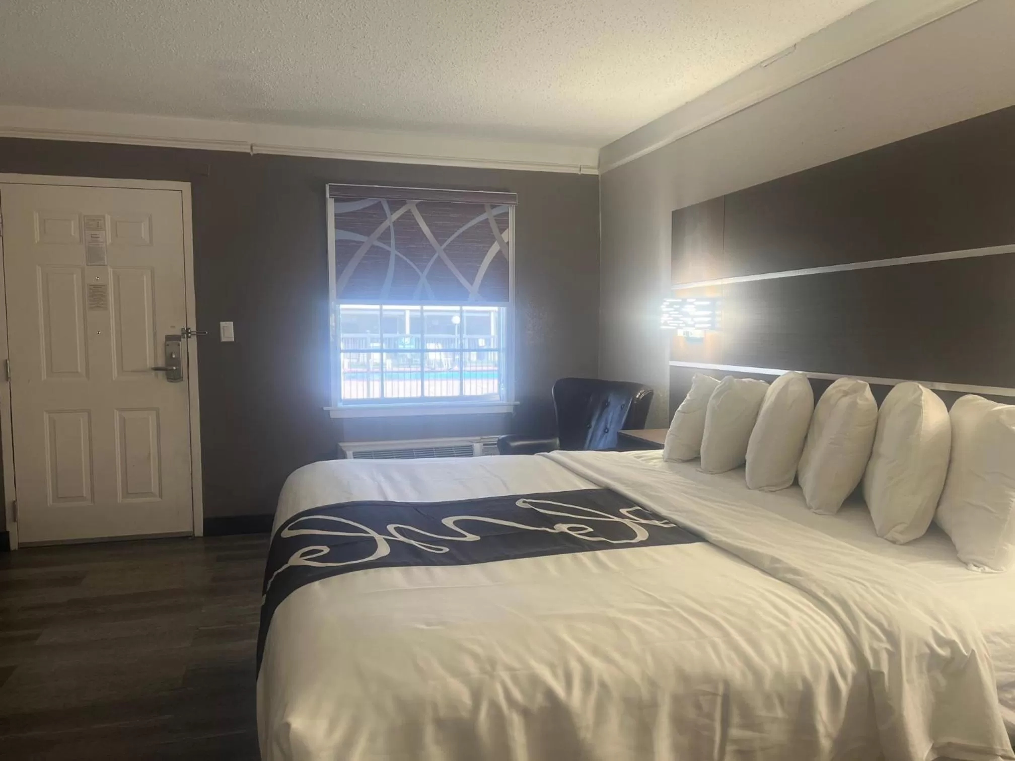 Bed in La Quinta Inn By Wyndham IH-10 West San Antonio TX