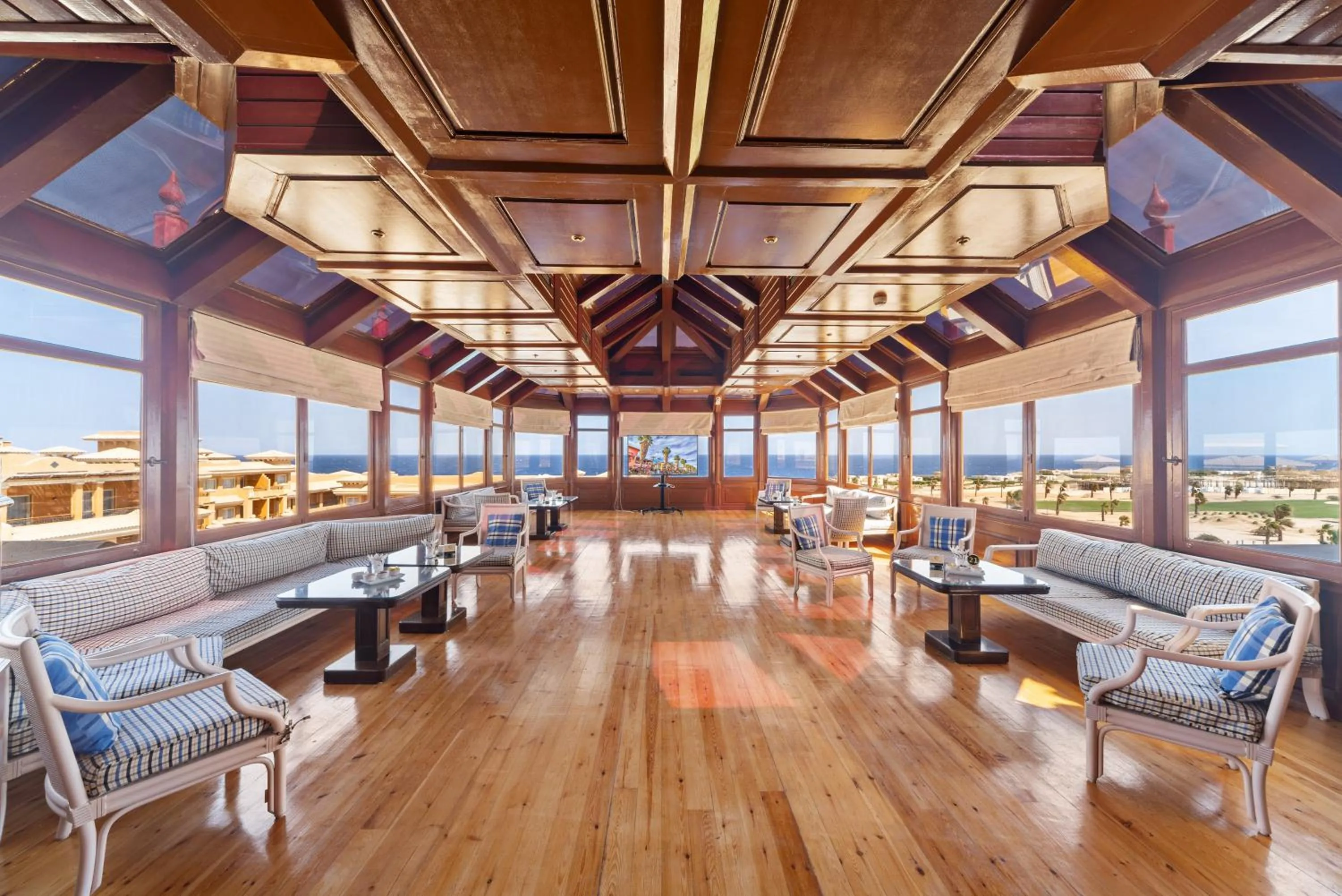 Lounge or bar in The Cascades Golf Resort, Spa & Thalasso