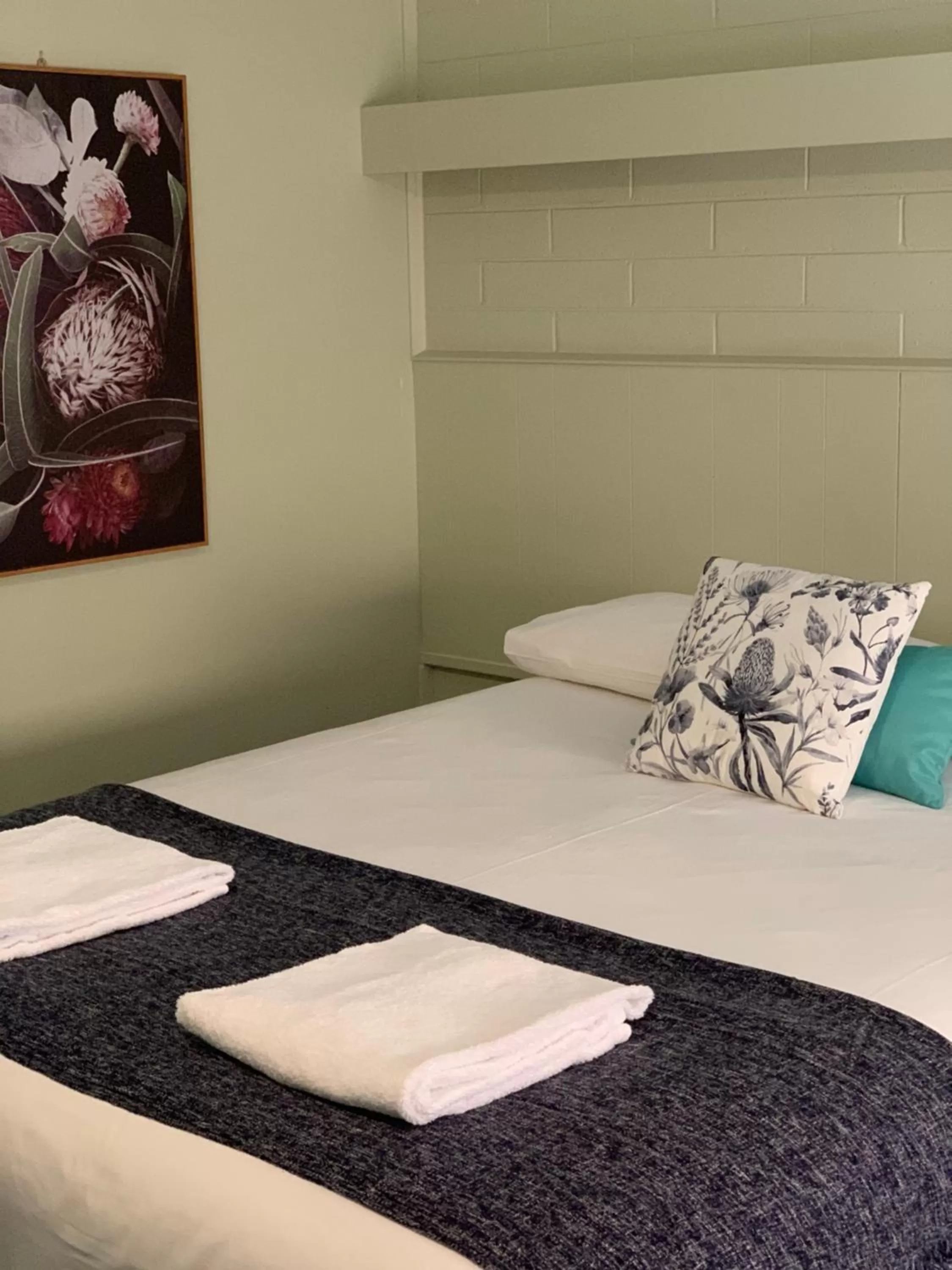 Bed in Finley Country Club Hotel Motel