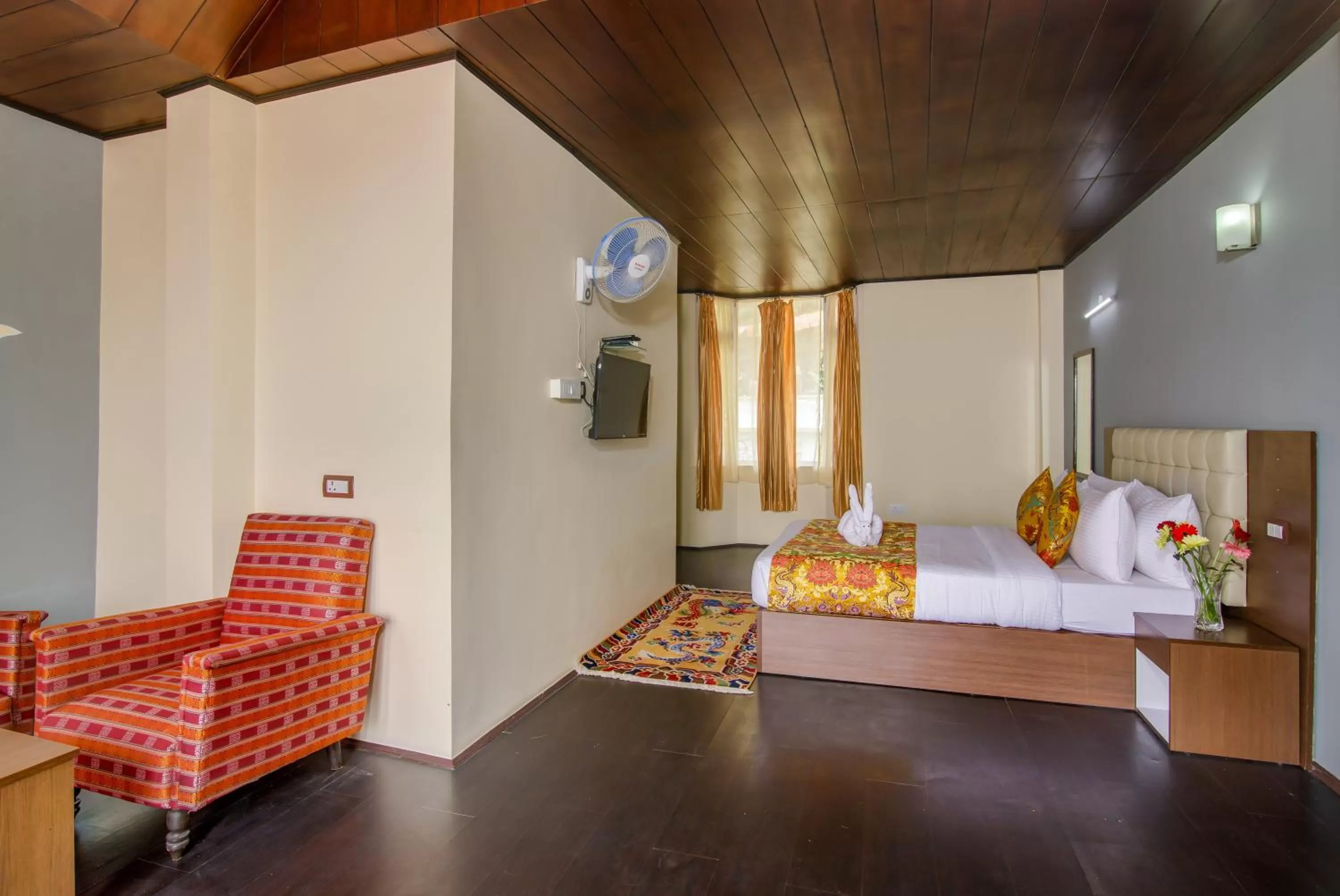 Living room, Bed in Muscatel Grand Silkroute - 300 Mts from MG Marg