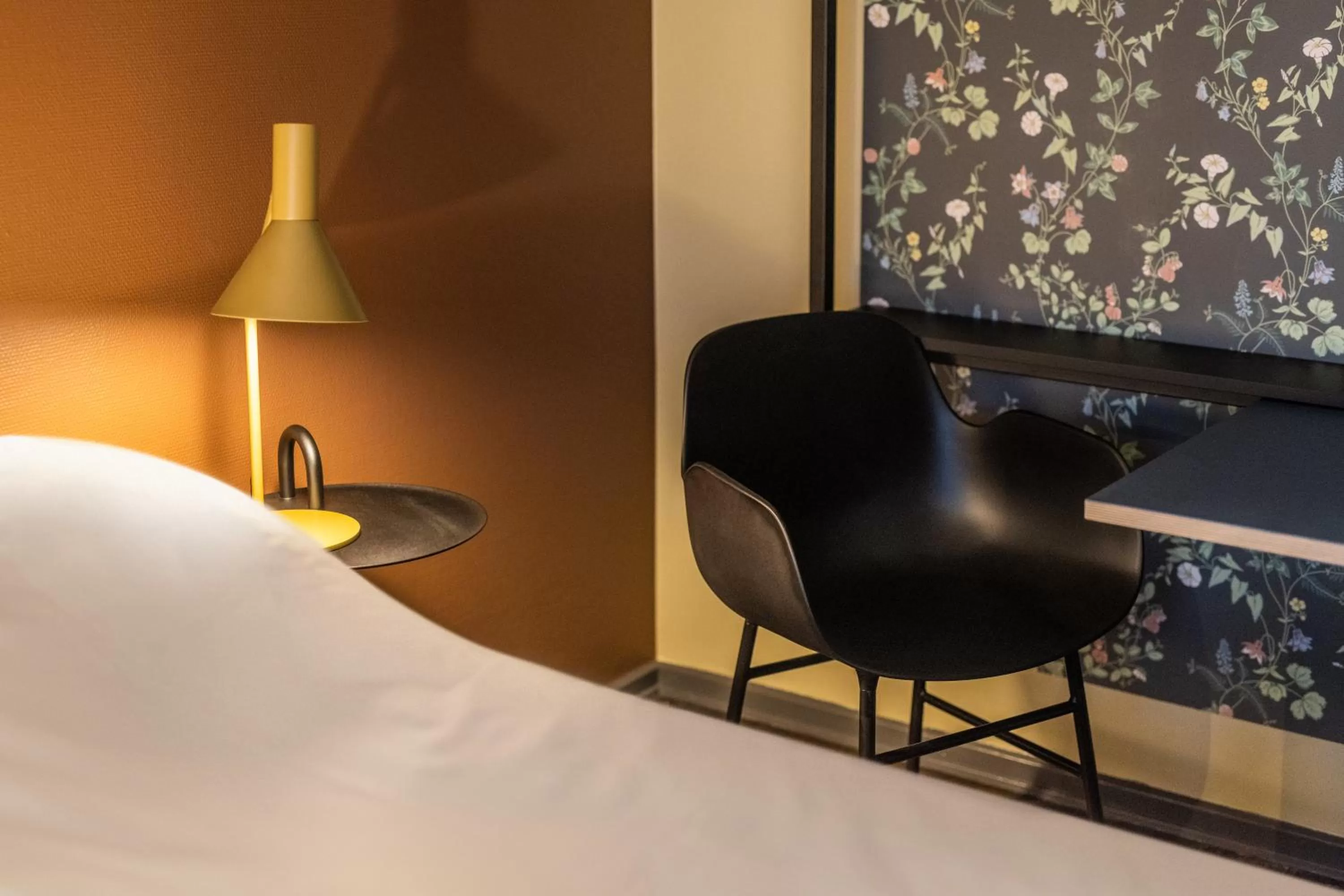 Seating area, Bed in Pier 5 Hotel