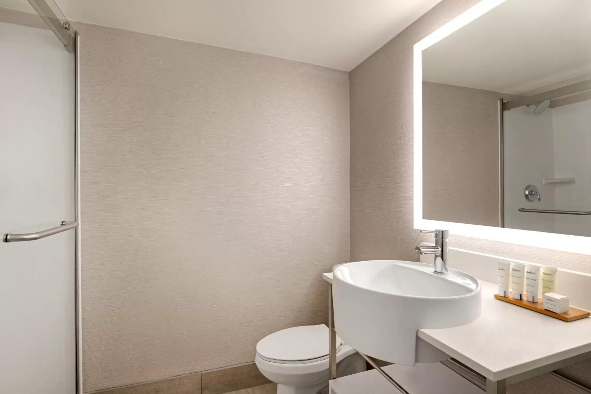 Bathroom in Holiday Inn Philadelphia Arpt-Stadium Area by IHG