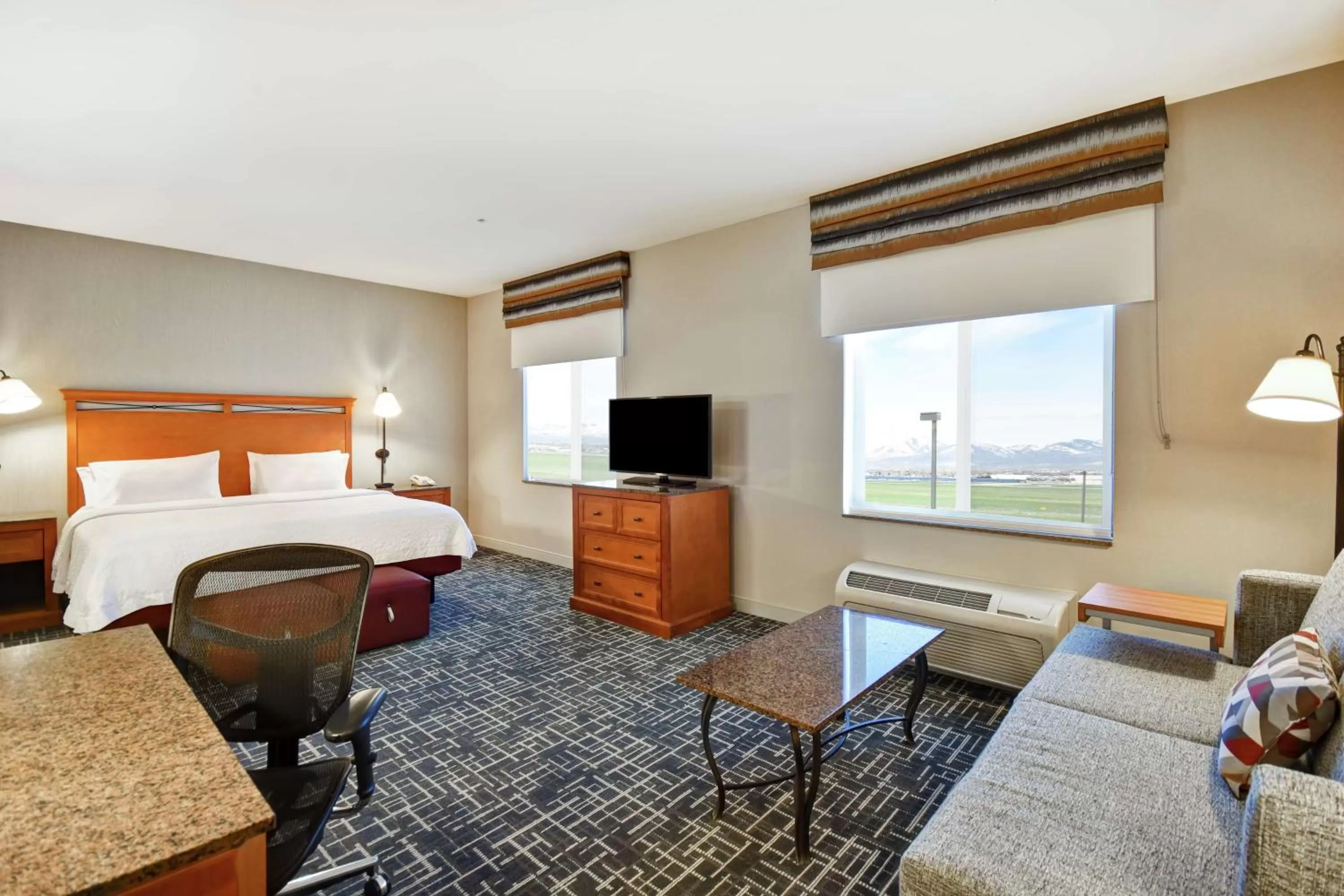 Living room, Bed in Hampton Inn & Suites Salt Lake City-West Jordan