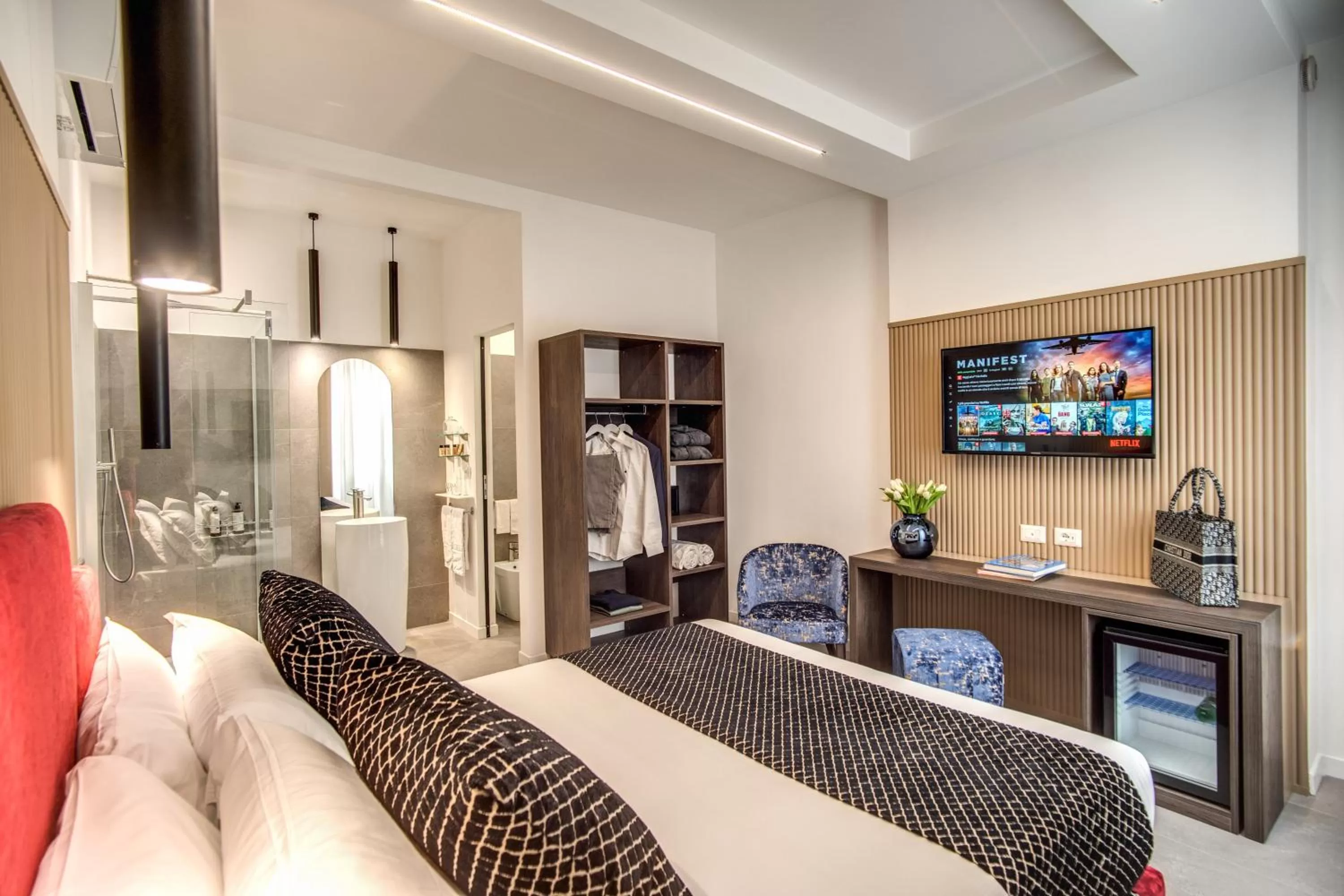 Photo of the whole room in Little Queen Suite